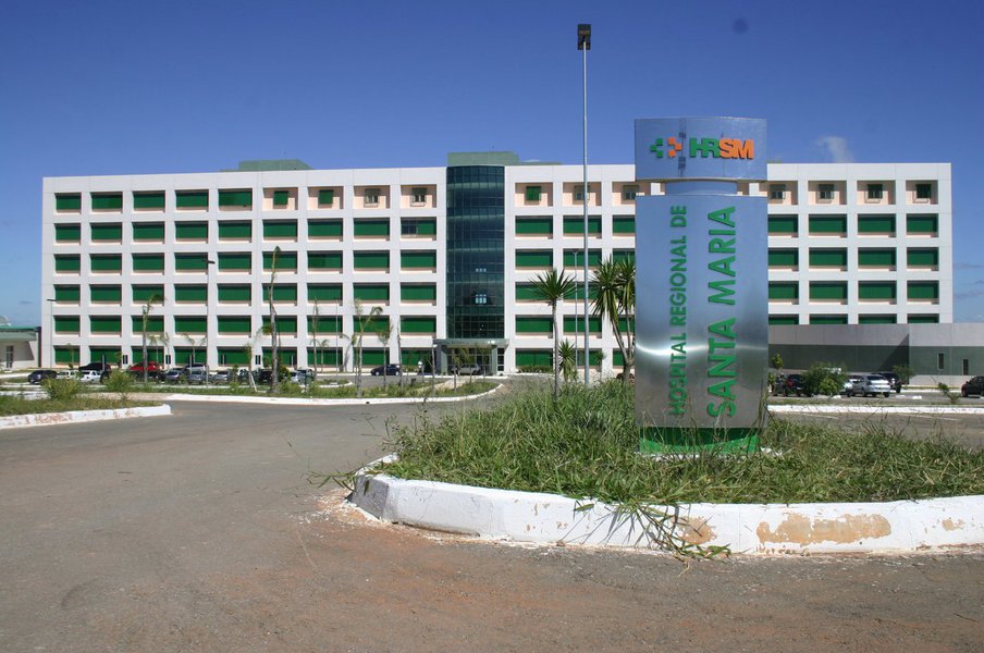 A Justiça do Distrito Federal condenou dois ex-secretários de Saúde Augusto Carvalho, atual deputado federal pelo Solidariedade, e Joaquim Barros Neto, a empresa Intensicare e a organização Real Sociedade Espanhola por improbidade administrativa durante a gestão do Hospital Regional de Santa Maria entre 2009 e 2010, no governo José Roberto Arruda; a sentença prevê a devolução de quase R$ 16 milhões aos cofres públicos – valor a ser repartido entre os quatro citados; a decisão prevê que os dois ex-secretários tenham os direitos políticos suspensos por oito anos, e que os quatro citados fiquem proibidos de contratar com o poder público por cinco anos (Foto: Leonardo Lucena) A Justiça do Distrito Federal condenou dois ex-secretários de Saúde Augusto Carvalho, atual deputado federal pelo Solidariedade, e Joaquim Barros Neto, a empresa Intensicare e a organização Real Sociedade Espanhola por improbidade administrativa durante a gestão do Hospital Regional de Santa Maria entre 2009 e 2010, no governo José Roberto Arruda; a sentença prevê a devolução de quase R$ 16 milhões aos cofres públicos – valor a ser repartido entre os quatro citados; a decisão prevê que os dois ex-secretários tenham os direitos políticos suspensos por oito anos, e que os quatro citados fiquem proibidos de contratar com o poder público por cinco anos