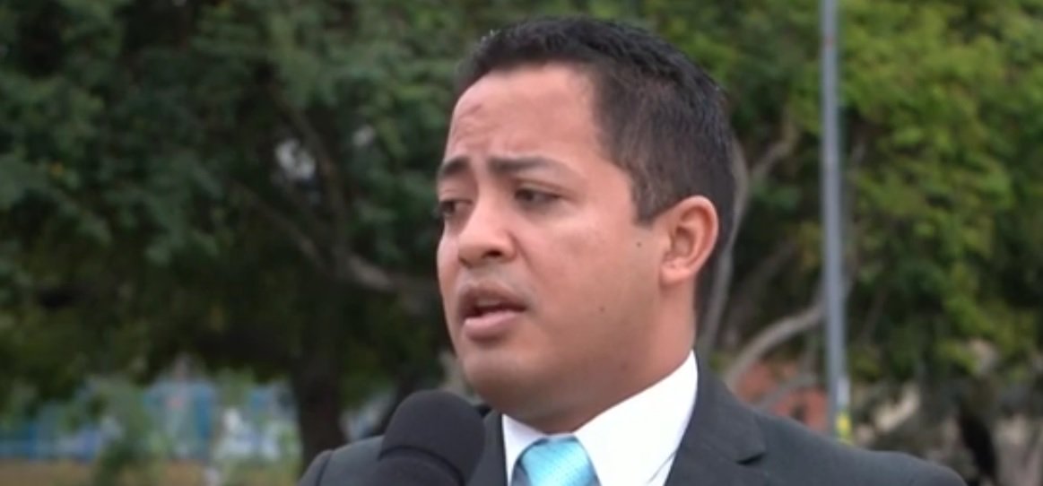 A Secretaria Estadual de Justiça (Sejus) informou que suspendeu por um prazo máximo de 30 dias a instalação de novas tornozeleiras porque a empresa fornecedora (Spacecomm Monitoramento S/A.) está impossibilitada de garantir o material; de acordo com o subsecretário de Justiça,Carlos Edilson Sousa, será feita uma licitação para aquisição de três mil novos equipamentos; "O sistema não comporta mais presos com tornozeleira, já que na gestão passada foi feito um contrato para aquisição de 400 equipamentos e a capacidade de 625 monitorados", esclareceu (Foto: Leonardo Lucena) A Secretaria Estadual de Justiça (Sejus) informou que suspendeu por um prazo máximo de 30 dias a instalação de novas tornozeleiras porque a empresa fornecedora (Spacecomm Monitoramento S/A.) está impossibilitada de garantir o material; de acordo com o subsecretário de Justiça,Carlos Edilson Sousa, será feita uma licitação para aquisição de três mil novos equipamentos; "O sistema não comporta mais presos com tornozeleira, já que na gestão passada foi feito um contrato para aquisição de 400 equipamentos e a capacidade de 625 monitorados", esclareceu