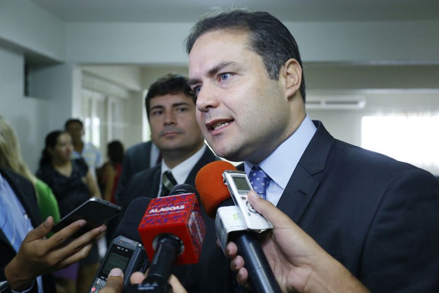 O governador Renan Filho (PMDB) anunciou que o próximo concurso da Polícia Militar (PM) e do Corpo de Bombeiros (CB) vai ofertar 1.150 vagas e que o edital será publicado até o fim de abril; ele também tratou -durante lançamento do Programa Força-Tarefa, que promete colocar mais policiais nas ruas - sobre a operação ‘Carne Fraca’ e o reajuste dos servidores públicos (Foto: Voney Malta) O governador Renan Filho (PMDB) anunciou que o próximo concurso da Polícia Militar (PM) e do Corpo de Bombeiros (CB) vai ofertar 1.150 vagas e que o edital será publicado até o fim de abril; ele também tratou -durante lançamento do Programa Força-Tarefa, que promete colocar mais policiais nas ruas - sobre a operação ‘Carne Fraca’ e o reajuste dos servidores públicos