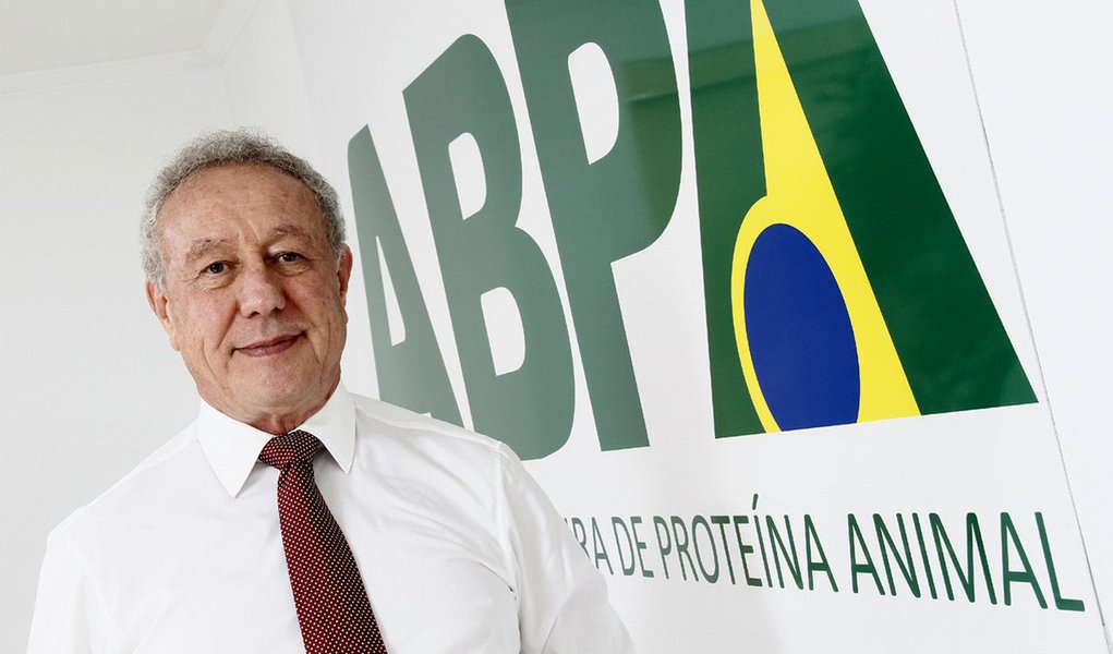 "Foi muito forte esse discurso irresponsável, fruto de um levantamento ainda incompleto da própria operação", afirmou o ex-ministro da Agricultura e presidente da ABPA (Associação Brasileira de Proteína Animal), que representa produtores e exportadores de carne suína e de frango, Francisco Sérgio Turra, em relação à operação Carne Fraca, da Polícia Federal (Foto: Gisele Federicce) "Foi muito forte esse discurso irresponsável, fruto de um levantamento ainda incompleto da própria operação", afirmou o ex-ministro da Agricultura e presidente da ABPA (Associação Brasileira de Proteína Animal), que representa produtores e exportadores de carne suína e de frango, Francisco Sérgio Turra, em relação à operação Carne Fraca, da Polícia Federal