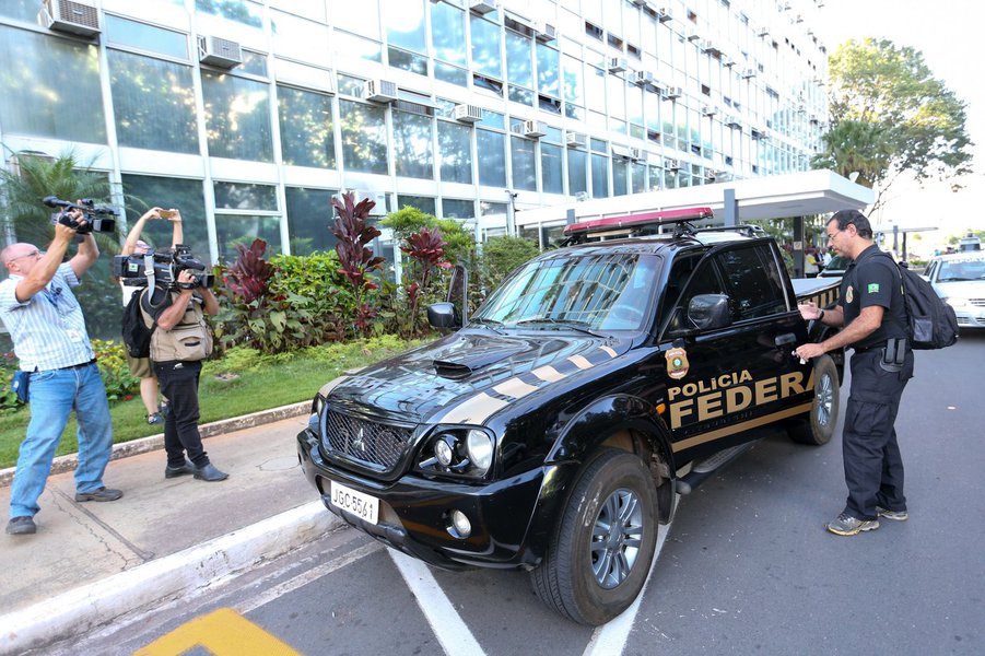 Reparem: os dois principais setores da economia com relevância internacional – obras e produção de carne e derivados – estão sendo destroçados por conta destas ações espetaculosas da PF. Não seria absurdo supor numa articulação internacional para cumprir este objetivo (Foto: Ricardo Bruno) Reparem: os dois principais setores da economia com relevância internacional – obras e produção de carne e derivados – estão sendo destroçados por conta destas ações espetaculosas da PF. Não seria absurdo supor numa articulação internacional para cumprir este objetivo