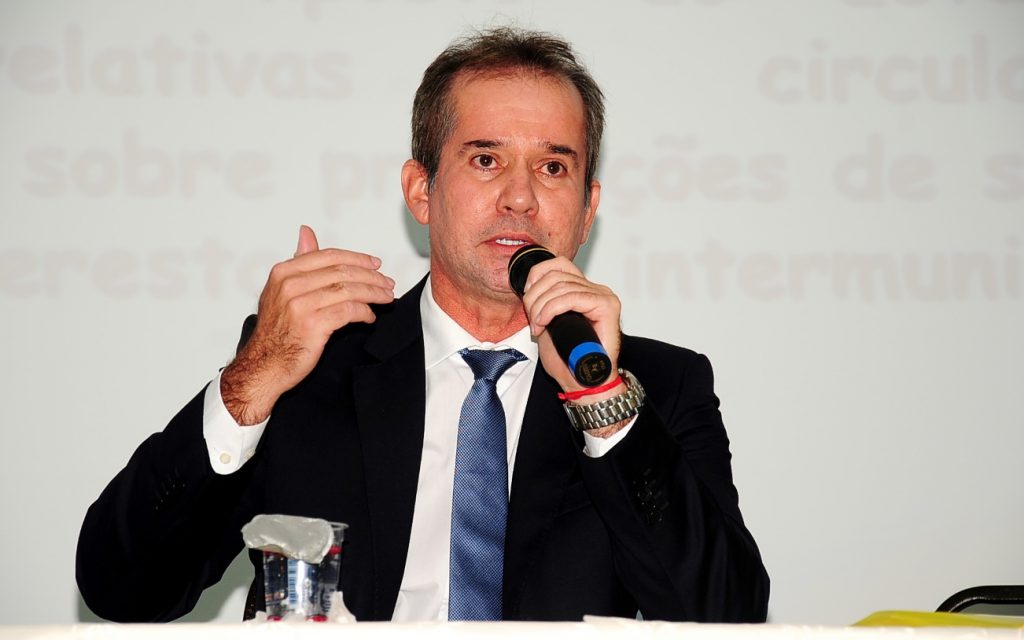 De acordo com o secretário Marcellus Alves Ribeiro (Fazenda), o impacto do ajuste nas alíquotas de ICMS no preço final de produtos ou serviços é inferior a quatro centavos; “O aumento do ICMS, se fosse totalmente repassado ao preço, é de menos de quatro centavos”, afirmou; nos combustíveis, por exemplo, considerando um litro de gasolina a R$ 3,6140, uma alíquota de 25% resulta num valor final de R$ 0,9035; a a alíquota de 26% aprovada corresponde a 0,9396, ou seja, um aumento menor que R$ 0,04 (Foto: Leonardo Lucena) De acordo com o secretário Marcellus Alves Ribeiro (Fazenda), o impacto do ajuste nas alíquotas de ICMS no preço final de produtos ou serviços é inferior a quatro centavos; “O aumento do ICMS, se fosse totalmente repassado ao preço, é de menos de quatro centavos”, afirmou; nos combustíveis, por exemplo, considerando um litro de gasolina a R$ 3,6140, uma alíquota de 25% resulta num valor final de R$ 0,9035; a a alíquota de 26% aprovada corresponde a 0,9396, ou seja, um aumento menor que R$ 0,04