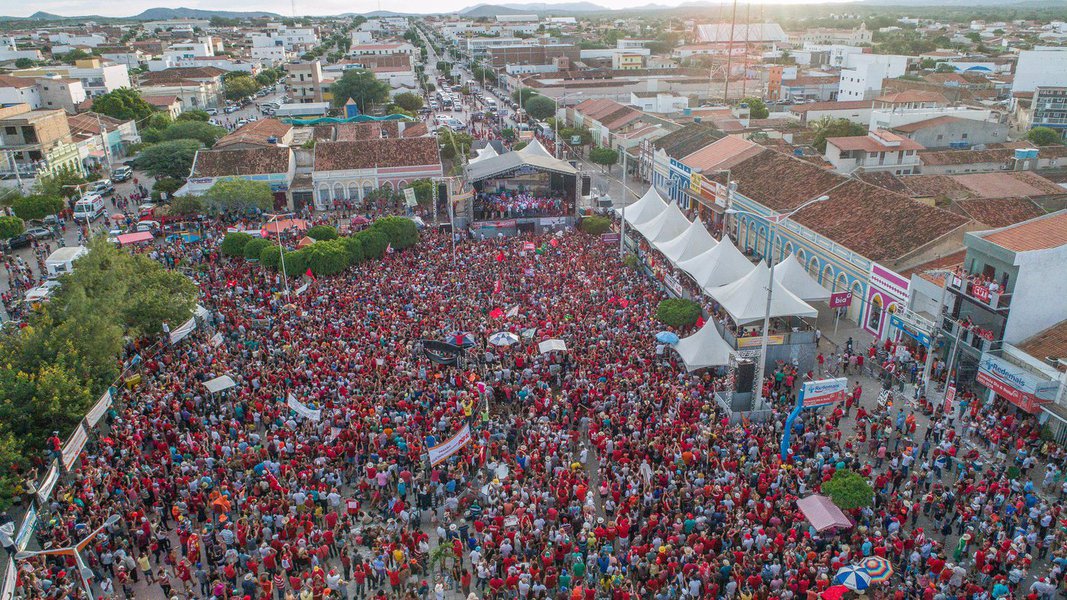 Saiba como foi toda a cerimônia deste dia histórico, em que o ex-presidente Lula e a presidente eleita Dilma Rousseff fizeram a inauguração popular da transposição do São Francisco, uma obra histórica, que beneficia 12 milhões de nordestinos atingidos pela seca (Foto: Leonardo Attuch) Saiba como foi toda a cerimônia deste dia histórico, em que o ex-presidente Lula e a presidente eleita Dilma Rousseff fizeram a inauguração popular da transposição do São Francisco, uma obra histórica, que beneficia 12 milhões de nordestinos atingidos pela seca