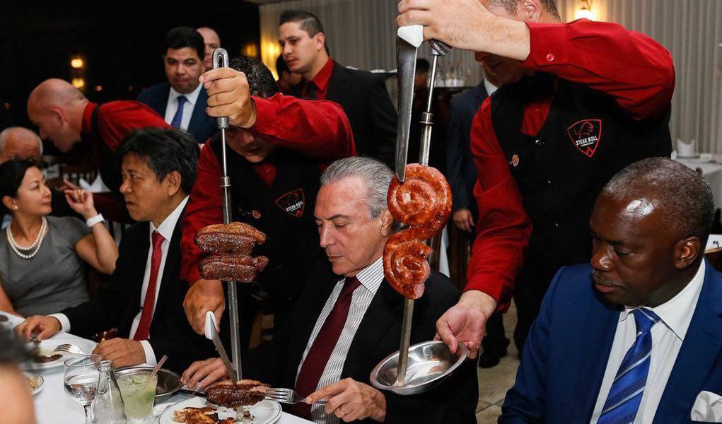 Jornalista Fernando Brito destaca que há "um prejuízo aí da ordem de US$ 50 milhões, para começar", no anúncio da Coreia do Sul de suspensão de importação do frango da BRF; "Bem mais caro que a conta da churrascaria do Michel Temer. Mas como estamos acometidos do vírus do policialismus escandallus vamos pagar bem caro", afirma (Foto: Gisele Federicce) Jornalista Fernando Brito destaca que há "um prejuízo aí da ordem de US$ 50 milhões, para começar", no anúncio da Coreia do Sul de suspensão de importação do frango da BRF; "Bem mais caro que a conta da churrascaria do Michel Temer. Mas como estamos acometidos do vírus do policialismus escandallus vamos pagar bem caro", afirma