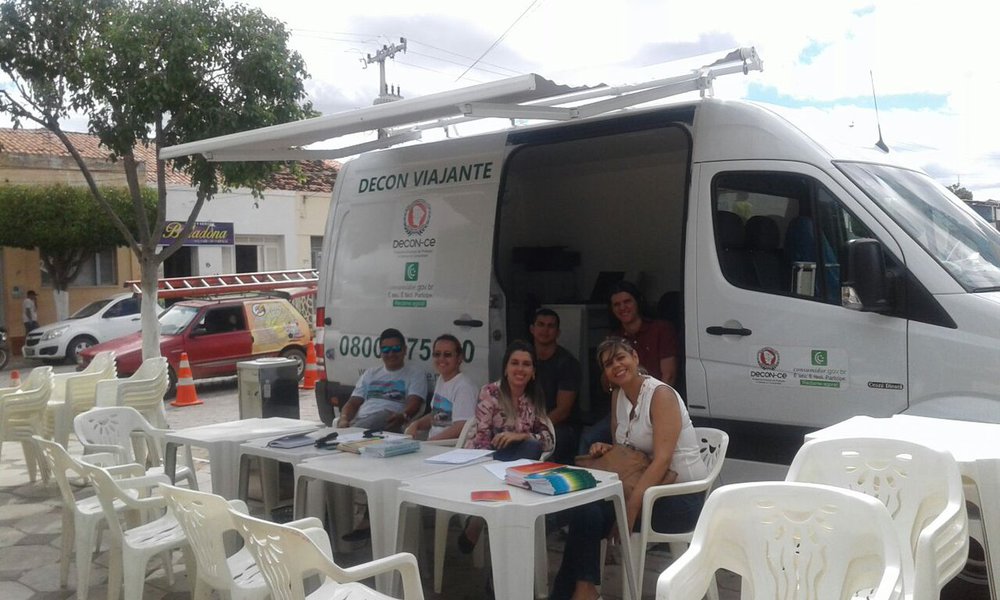 O Programa Estadual de Proteção e Defesa do Consumidor (DECOM), do Ministério Público do Estado do Ceará, estará esta semana, em quatro municípios das regiões Centro Sul e Sertão Central - Iguatu, Acopiara, Piquet Carneiro e Mombaça. A van do DECON Viajante deverá ficar estacionada nas Praças Centrais dessas cidades, entre os dias 20 e 24 de março, respectivamente, das 8h às 14h (Foto: Fatima 247) O Programa Estadual de Proteção e Defesa do Consumidor (DECOM), do Ministério Público do Estado do Ceará, estará esta semana, em quatro municípios das regiões Centro Sul e Sertão Central - Iguatu, Acopiara, Piquet Carneiro e Mombaça. A van do DECON Viajante deverá ficar estacionada nas Praças Centrais dessas cidades, entre os dias 20 e 24 de março, respectivamente, das 8h às 14h