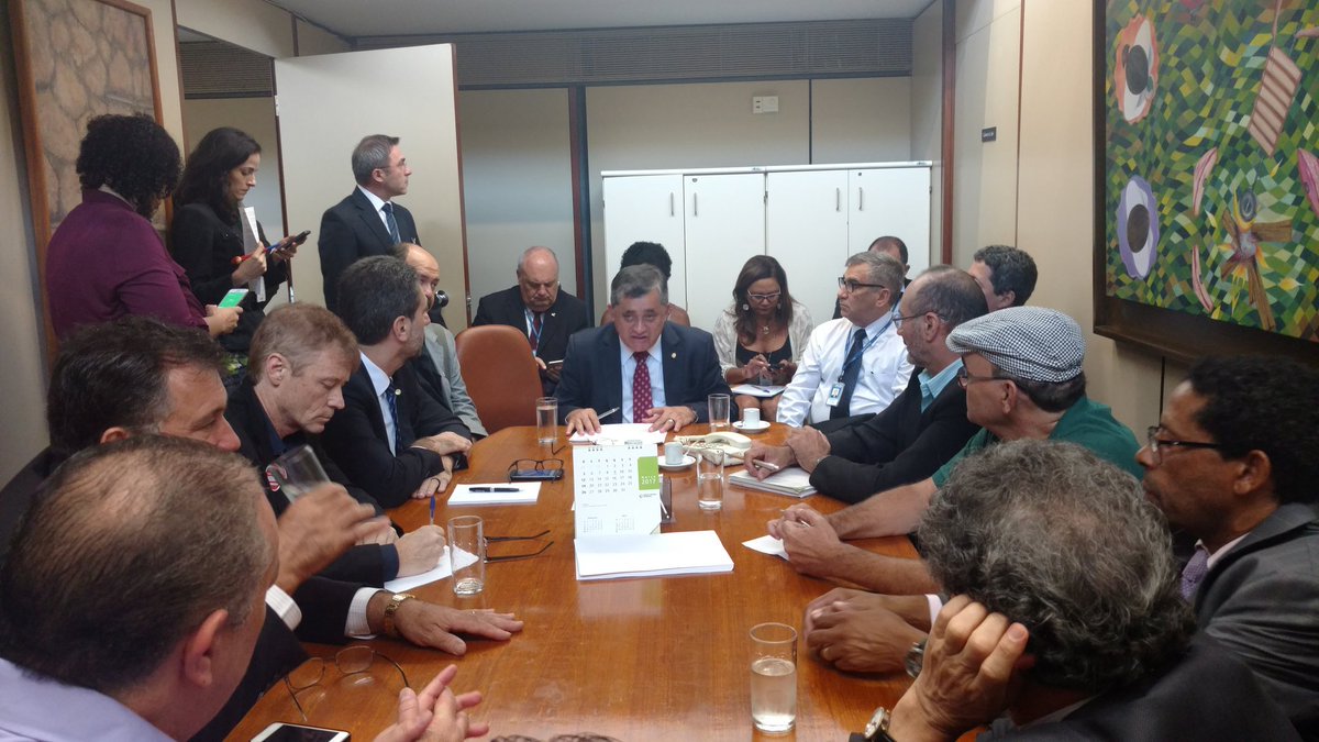 O deputado José Guimarães (PT-Ce), líder da minoria na Câmara Federal, realizou esta manhã uma reunião com lideranças sindicais e deputados da oposição para discutir as estratégias para barrar a aprovação do projeto de terceirização (PL 4302/98) que foi colocado na pauta pelo presidente Rodrigo Maia. A matéria é o único item da pauta de hoje (Foto: Fatima 247) O deputado José Guimarães (PT-Ce), líder da minoria na Câmara Federal, realizou esta manhã uma reunião com lideranças sindicais e deputados da oposição para discutir as estratégias para barrar a aprovação do projeto de terceirização (PL 4302/98) que foi colocado na pauta pelo presidente Rodrigo Maia. A matéria é o único item da pauta de hoje