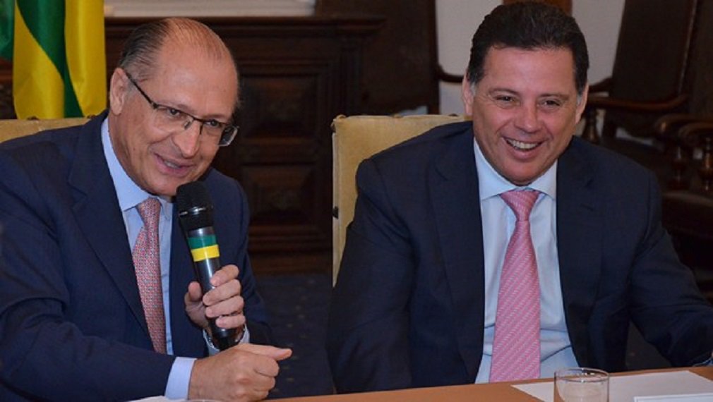 Reportagem desta terça-feira do Estadão afirma que aliados do governador de São Paulo, Geraldo Alckmin, apontam que o governador de Goiás, Marconi Perillo, “é um ‘excelente nome’ para presidir o PSDB a partir de maio de 2018, quando termina o mandato de Aécio na presidência da sigla”; Alckmin já esteve em Goiânia neste ano, onde participou de reunião do Consórcio do Brasil Central, que é o fórum de governadores do Centro-Norte liderado por Marconi; os governadores paulista e goiano também costumam se reunir todo o mês para discutir a sucessão presidencial (Foto: José Barbacena) Reportagem desta terça-feira do Estadão afirma que aliados do governador de São Paulo, Geraldo Alckmin, apontam que o governador de Goiás, Marconi Perillo, “é um ‘excelente nome’ para presidir o PSDB a partir de maio de 2018, quando termina o mandato de Aécio na presidência da sigla”; Alckmin já esteve em Goiânia neste ano, onde participou de reunião do Consórcio do Brasil Central, que é o fórum de governadores do Centro-Norte liderado por Marconi; os governadores paulista e goiano também costumam se reunir todo o mês para discutir a sucessão presidencial