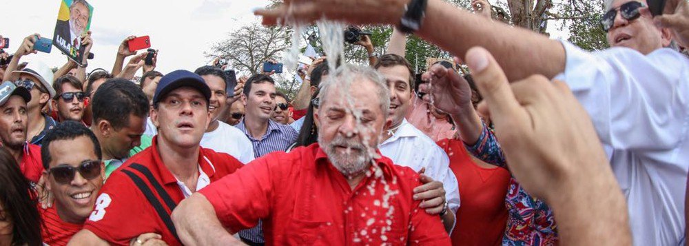 Dia 10, uma pseudo inauguração a portas fechadas por um governo ilegítimo, tentou canalizar para si os resultados. Foi corrido debaixo de um "Fora Temer", hoje mote permanente (Foto: Luiz Alberto Gómez de Souza) Dia 10, uma pseudo inauguração a portas fechadas por um governo ilegítimo, tentou canalizar para si os resultados. Foi corrido debaixo de um "Fora Temer", hoje mote permanente