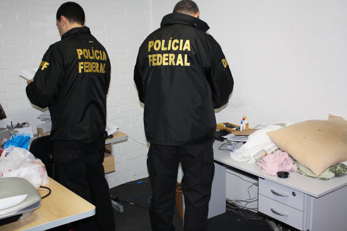 Agentes da Polícia Federal (PF) também cumprem, na manhã desta terça-feira (21), mandados de busca e apreensão da Operação Lava Jato, autorizados pelo Supremo Tribunal Federal (STF), em Alagoas; embora a assessoria de comunicação da PF informe que não vai se pronunciar sobre a operação e que qualquer informação será divulgada em Brasília, os alvos desta terça, no estado, são pessoas ligadas ao senador Renan Calheiros (PMDB-AL) (Foto: Voney Malta) Agentes da Polícia Federal (PF) também cumprem, na manhã desta terça-feira (21), mandados de busca e apreensão da Operação Lava Jato, autorizados pelo Supremo Tribunal Federal (STF), em Alagoas; embora a assessoria de comunicação da PF informe que não vai se pronunciar sobre a operação e que qualquer informação será divulgada em Brasília, os alvos desta terça, no estado, são pessoas ligadas ao senador Renan Calheiros (PMDB-AL)