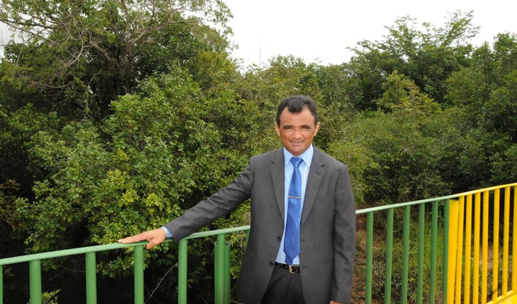 Tradicional comunidade quilombola localizada a 36 quilômetros de Mateiros, região do Jalapão, recebeu nova ponte de concreto sobre o rio Sono; execução da obra foi realizada com apoio do Governo do Estado, por meio da Agência Tocantinense de Transportes e Obras (Ageto), em parceria com a Prefeitura Municipal de Mateiros, a Associação dos Artesãos e Extrativistas do Povoado de Mumbuca; "felizmente em pouco mais de dois meses conseguimos entregar esta obra que é a realização de um sonho. O povoado do Mumbuca é internacionalmente conhecido e não poderia permanecer neste isolamento", afirmou o prefeito de Mateiros, João Martins (Foto: Aquiles Lins) Tradicional comunidade quilombola localizada a 36 quilômetros de Mateiros, região do Jalapão, recebeu nova ponte de concreto sobre o rio Sono; execução da obra foi realizada com apoio do Governo do Estado, por meio da Agência Tocantinense de Transportes e Obras (Ageto), em parceria com a Prefeitura Municipal de Mateiros, a Associação dos Artesãos e Extrativistas do Povoado de Mumbuca; "felizmente em pouco mais de dois meses conseguimos entregar esta obra que é a realização de um sonho. O povoado do Mumbuca é internacionalmente conhecido e não poderia permanecer neste isolamento", afirmou o prefeito de Mateiros, João Martins