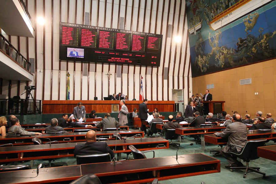 Os deputados estaduais devem votar até dia 5 de abril próximo a polêmica PEC 144/2015; de autoria do deputado Luciano Ribeiro (DEM), a matéria autoriza os parlamentares a apresentar proposições a serem custeadas pelo Executivo, desde que não ultrapasse o orçamento, que é aprovado anualmente por eles próprios; apesar de o governo ter maioria na Casa – o que teoricamente lhe dá a tranquilidade de derrotar o projeto – há expectativa de embate acalorado e 'risco' de aprovação em plenário; o motivo, além do bloco independente recém-egresso do governo composto por seis deputados do PSL, preocupa o governo também o fato de deputados da própria base serem simpáticos ao projeto de lei (Foto: Romulo Faro) Os deputados estaduais devem votar até dia 5 de abril próximo a polêmica PEC 144/2015; de autoria do deputado Luciano Ribeiro (DEM), a matéria autoriza os parlamentares a apresentar proposições a serem custeadas pelo Executivo, desde que não ultrapasse o orçamento, que é aprovado anualmente por eles próprios; apesar de o governo ter maioria na Casa – o que teoricamente lhe dá a tranquilidade de derrotar o projeto – há expectativa de embate acalorado e 'risco' de aprovação em plenário; o motivo, além do bloco independente recém-egresso do governo composto por seis deputados do PSL, preocupa o governo também o fato de deputados da própria base serem simpáticos ao projeto de lei