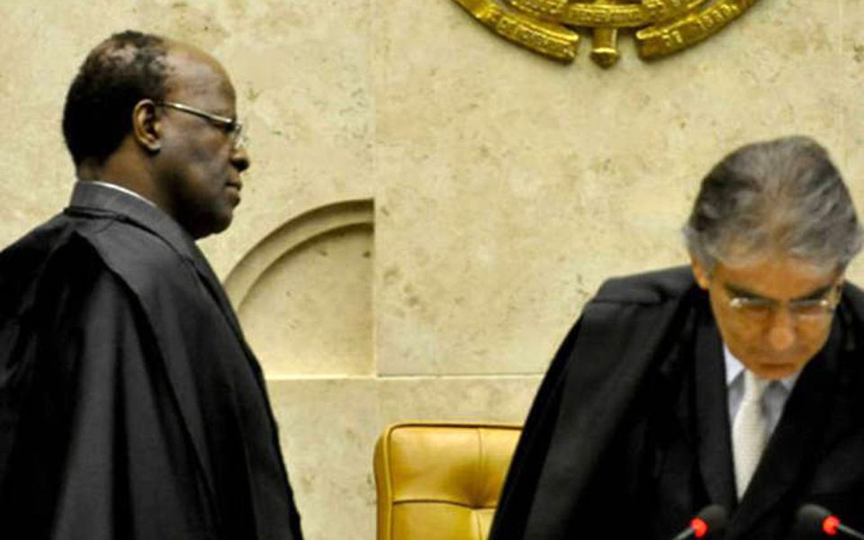 Ex-presidente do STF Carlos Ayres Britto disse que caso o também ex-presidente da Corte Joaquim Barbosa seja candidato à Presidência da República ele terá o seu apoio "Ele é um grande homem público, foi um grande ministro e se as coisas afunilarem para o nome dele, estarei ali para apoiar, para incentivar", disse Britto; Barbosa vem sendo cortejado por diversos partidos, mas ainda não se pronunciou sobre esta possibilidade e também não tem se posicionado como potencial pré-candidato para o pleito de 2018 (Foto: Paulo Emílio) Ex-presidente do STF Carlos Ayres Britto disse que caso o também ex-presidente da Corte Joaquim Barbosa seja candidato à Presidência da República ele terá o seu apoio "Ele é um grande homem público, foi um grande ministro e se as coisas afunilarem para o nome dele, estarei ali para apoiar, para incentivar", disse Britto; Barbosa vem sendo cortejado por diversos partidos, mas ainda não se pronunciou sobre esta possibilidade e também não tem se posicionado como potencial pré-candidato para o pleito de 2018