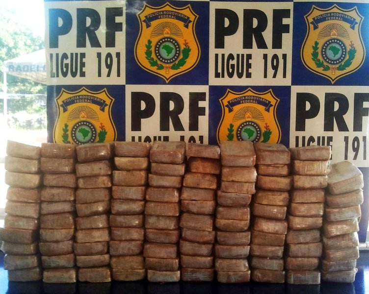 Trabalho integrado entre a Polícia Federal e a Polícia Rodoviária Federal terminou na apreensão, em Chorozinho, na BR-116, de um caminhão transportando 168 kg de pasta de cocaína; veículo vinha de Ji-Paraná/RO e se dirigia para Fortaleza (Foto: Voney Malta) Trabalho integrado entre a Polícia Federal e a Polícia Rodoviária Federal terminou na apreensão, em Chorozinho, na BR-116, de um caminhão transportando 168 kg de pasta de cocaína; veículo vinha de Ji-Paraná/RO e se dirigia para Fortaleza
