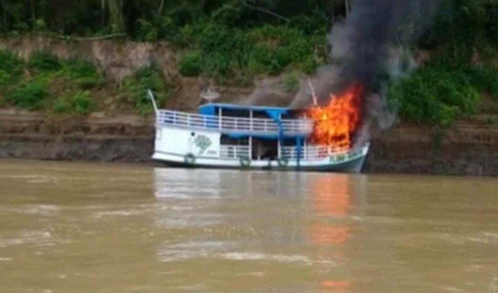 Depois de colocarem fogo nos escritórios do Ibama, Incra e Instituto Chico Mendes (ICMBio), dessa vez um barco do ICMBio foi incendiado, durante um novo ataque em Humaitá, no Sul do Amazonas; garimpeiros são suspeitos do crime, que teria sido cometido em represália a uma operação dos órgãos ambientais contra o garimpo ilegal; depois do ataque, funcionários do Instituto Brasileiro de Meio Ambiente e dos Recursos Naturais Renováveis (Ibama), que atuavam na cidade, deixaram o município escoltados por policiais (Foto: Aquiles Lins) Depois de colocarem fogo nos escritórios do Ibama, Incra e Instituto Chico Mendes (ICMBio), dessa vez um barco do ICMBio foi incendiado, durante um novo ataque em Humaitá, no Sul do Amazonas; garimpeiros são suspeitos do crime, que teria sido cometido em represália a uma operação dos órgãos ambientais contra o garimpo ilegal; depois do ataque, funcionários do Instituto Brasileiro de Meio Ambiente e dos Recursos Naturais Renováveis (Ibama), que atuavam na cidade, deixaram o município escoltados por policiais