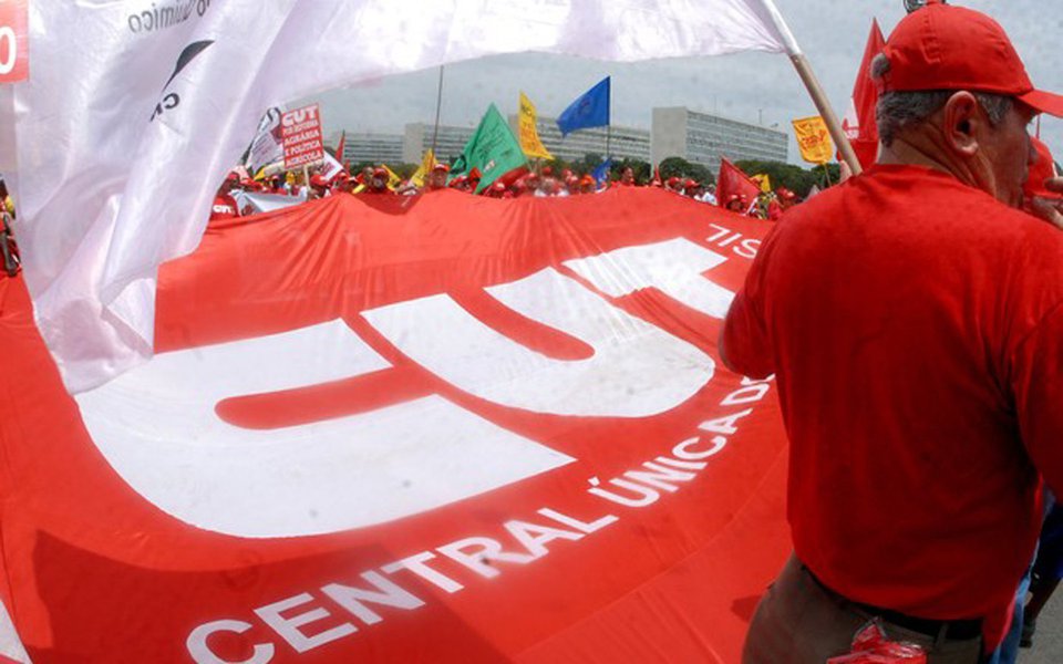 Presidente da CUT, Vagner Freitas, pretende lançar uma campanha para colher 1,3 milhão de assinaturas em apoio a um projeto de lei de iniciativa popular que anule os efeitos da reforma trabalhista; segundo ele, a campanha será uma forma de os sindicatos estreitarem seu contato com os trabalhadores, agora com "muito mais moral" para cobrar o alerta que faziam antes do impeachment – o de que o golpe que derrubou Dilma Rousseff não era contra Dilma, mas contra todos os direitos conquistados nas últimas décadas; "O desemprego é assustador, a crise de credibilidade do país é sem tamanho, a economia está destroçada e sem rumo – a nave está completamente desgovernada", disse (Foto: Paulo Emílio) Presidente da CUT, Vagner Freitas, pretende lançar uma campanha para colher 1,3 milhão de assinaturas em apoio a um projeto de lei de iniciativa popular que anule os efeitos da reforma trabalhista; segundo ele, a campanha será uma forma de os sindicatos estreitarem seu contato com os trabalhadores, agora com "muito mais moral" para cobrar o alerta que faziam antes do impeachment – o de que o golpe que derrubou Dilma Rousseff não era contra Dilma, mas contra todos os direitos conquistados nas últimas décadas; "O desemprego é assustador, a crise de credibilidade do país é sem tamanho, a economia está destroçada e sem rumo – a nave está completamente desgovernada", disse