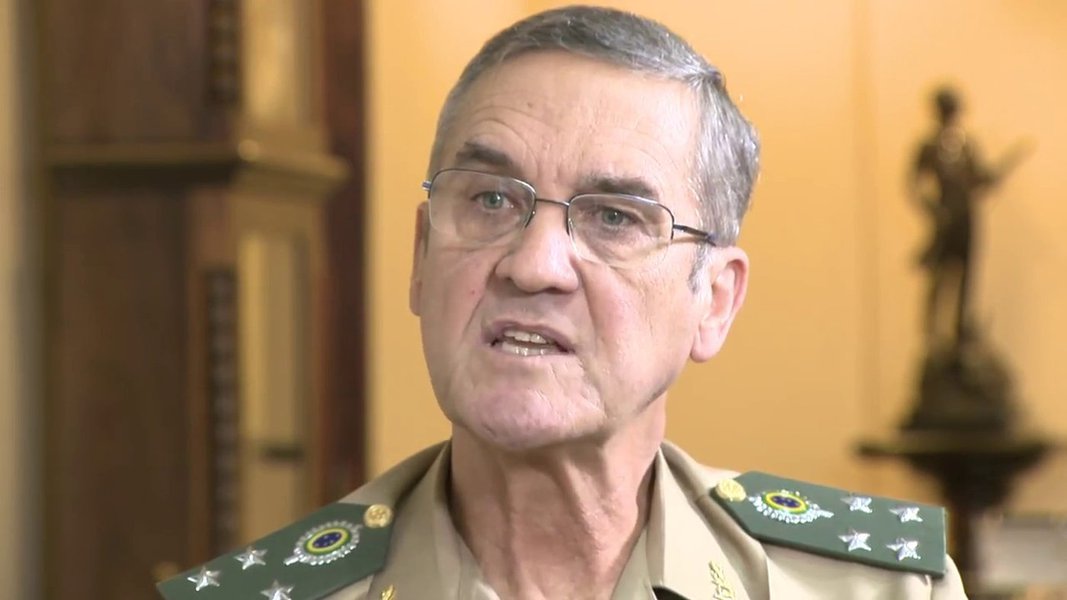 Em nota divulgada nesta noite, o comandante do Exército, general Villas Boas, deixou claro que Michel Temer, investigado por diversos crimes, não tem apoio da tropa para levar adiante qualquer aventura golpista; "O Centro de Comunicação Social do Exército informa que na tarde de hoje (19 de maio), convocados pelo Sr. Ministro da Defesa, os três Comandantes de Força compareceram a uma audiência com o Sr. Presidente da República, em que foi discutida a conjuntura atual. No encontro, foi destacada a estrita observância das Forças Armadas aos ditames constitucionais. O General Villas Boas, Comandante do Exército, reafirma que a atuação da Força Terrestre tem por base os pilares da estabilidade, legalidade e legitimidade", diz o texto (Foto: Leonardo Attuch) Em nota divulgada nesta noite, o comandante do Exército, general Villas Boas, deixou claro que Michel Temer, investigado por diversos crimes, não tem apoio da tropa para levar adiante qualquer aventura golpista; "O Centro de Comunicação Social do Exército informa que na tarde de hoje (19 de maio), convocados pelo Sr. Ministro da Defesa, os três Comandantes de Força compareceram a uma audiência com o Sr. Presidente da República, em que foi discutida a conjuntura atual. No encontro, foi destacada a estrita observância das Forças Armadas aos ditames constitucionais. O General Villas Boas, Comandante do Exército, reafirma que a atuação da Força Terrestre tem por base os pilares da estabilidade, legalidade e legitimidade", diz o texto
