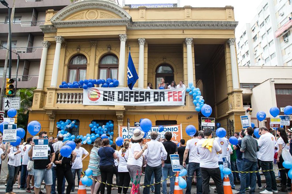 O governo Sartori tenta, desde o final do ano passado, concluir o processo de extinção de seis fundações estaduais com o argumento de que precisa enxugar a máquina pública; antes de extinguir a Fundação de Economia e Estatística (FEE), porém, ele prestigia o lançamento de um trabalho realizado pela fundação, o Atlas Escolar, que busca traduzir os indicadores sobre o estado utilizados em suas pesquisas para uma linguagem escolar, utilizando-se da cartografia como principal recurso didático; mas vale ressaltar que, em caso de extinção da FEE, caberá à administração direta produzir estes indicadores, o que, do ponto de vista científico, não dará a eles a mesma credibilidade que é conferida para os dados produzidos por um órgão independente (Foto: Leonardo Lucena) O governo Sartori tenta, desde o final do ano passado, concluir o processo de extinção de seis fundações estaduais com o argumento de que precisa enxugar a máquina pública; antes de extinguir a Fundação de Economia e Estatística (FEE), porém, ele prestigia o lançamento de um trabalho realizado pela fundação, o Atlas Escolar, que busca traduzir os indicadores sobre o estado utilizados em suas pesquisas para uma linguagem escolar, utilizando-se da cartografia como principal recurso didático; mas vale ressaltar que, em caso de extinção da FEE, caberá à administração direta produzir estes indicadores, o que, do ponto de vista científico, não dará a eles a mesma credibilidade que é conferida para os dados produzidos por um órgão independente