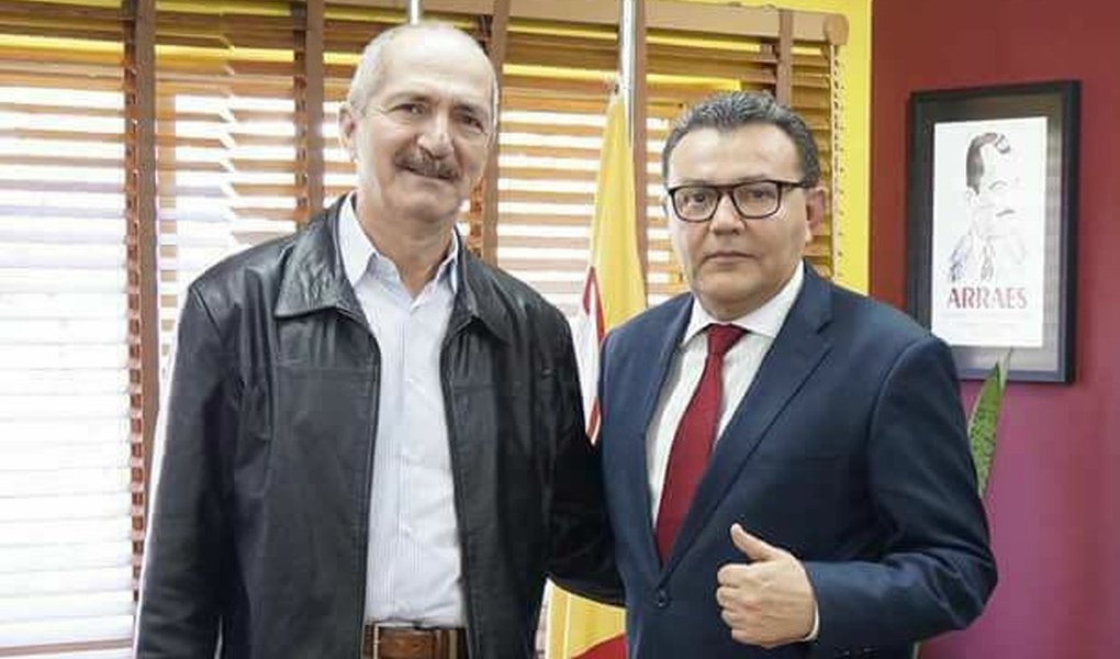 Entre os civis, Aldo é atualmente o "homem de confiança" da elite das tropas, onde o Fora Temer se tornou quase unanimidade. O seguinte recado já teria chegado a alguns parlamentares e ministros: Temer precisa deixar o governo para preservar o país. A saída de Temer levaria Rodrigo Maia a assumir a presidência. E Aldo Rebelo vai ser a sugestão dos militares para vice presidente da República (Foto: Renato Rovai) Entre os civis, Aldo é atualmente o "homem de confiança" da elite das tropas, onde o Fora Temer se tornou quase unanimidade. O seguinte recado já teria chegado a alguns parlamentares e ministros: Temer precisa deixar o governo para preservar o país. A saída de Temer levaria Rodrigo Maia a assumir a presidência. E Aldo Rebelo vai ser a sugestão dos militares para vice presidente da República