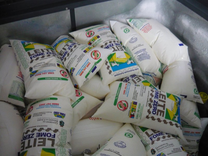 A Polícia Civil de Alagoas prendeu um empresário com mais de 50 litros de leite oriundos de um programa federal, onde o produto deveria ser distribuído com famílias de baixa renda; operação foi realizada em Arapiraca, no Agreste, a segunda maior cidade do Estado (Foto: Voney Malta) A Polícia Civil de Alagoas prendeu um empresário com mais de 50 litros de leite oriundos de um programa federal, onde o produto deveria ser distribuído com famílias de baixa renda; operação foi realizada em Arapiraca, no Agreste, a segunda maior cidade do Estado