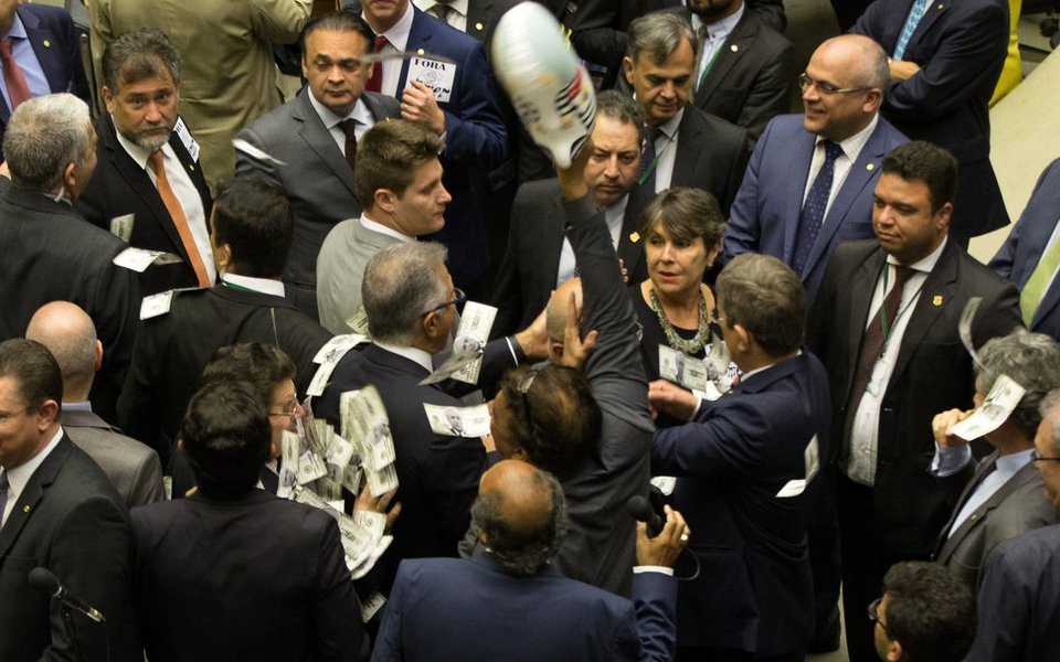 Para a cientista política Maria do Socorro Sousa Braga, da Universidade Federal de São Carlos (UFSCAR), o arquivamento da denúncia de corrupção contra Michel Temer pela Câmara "fortalece também as investidas do grupo que está no poder, para tentar continuar as reformas, principalmente a da Previdência, ou pelo menos algum tipo de reforma da Previdência"; em sua avaliação, quem mais perdeu com a vitória de Temer na Câmara foi a democracia; "Para a democracia do país é uma grande derrota", afirma (Foto: Paulo Emílio) Para a cientista política Maria do Socorro Sousa Braga, da Universidade Federal de São Carlos (UFSCAR), o arquivamento da denúncia de corrupção contra Michel Temer pela Câmara "fortalece também as investidas do grupo que está no poder, para tentar continuar as reformas, principalmente a da Previdência, ou pelo menos algum tipo de reforma da Previdência"; em sua avaliação, quem mais perdeu com a vitória de Temer na Câmara foi a democracia; "Para a democracia do país é uma grande derrota", afirma