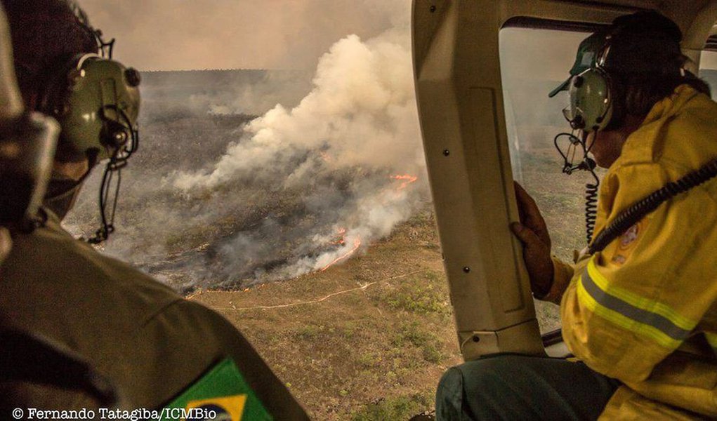 Incêndio que está assolando o Parque Nacional da Chapada dos Veadeiros, em Goiás, desde o dia 17 de outubro foi criminoso, na avaliação do ICMBio); suspeitas são de que o incêndio foi iniciado por fazendeiros da região, em represália à recente ampliação da área do parque; de acordo com o órgão, o fogo ainda não foi controlado e já atingiu 22% do parque (Foto: Paulo Emílio) Incêndio que está assolando o Parque Nacional da Chapada dos Veadeiros, em Goiás, desde o dia 17 de outubro foi criminoso, na avaliação do ICMBio); suspeitas são de que o incêndio foi iniciado por fazendeiros da região, em represália à recente ampliação da área do parque; de acordo com o órgão, o fogo ainda não foi controlado e já atingiu 22% do parque
