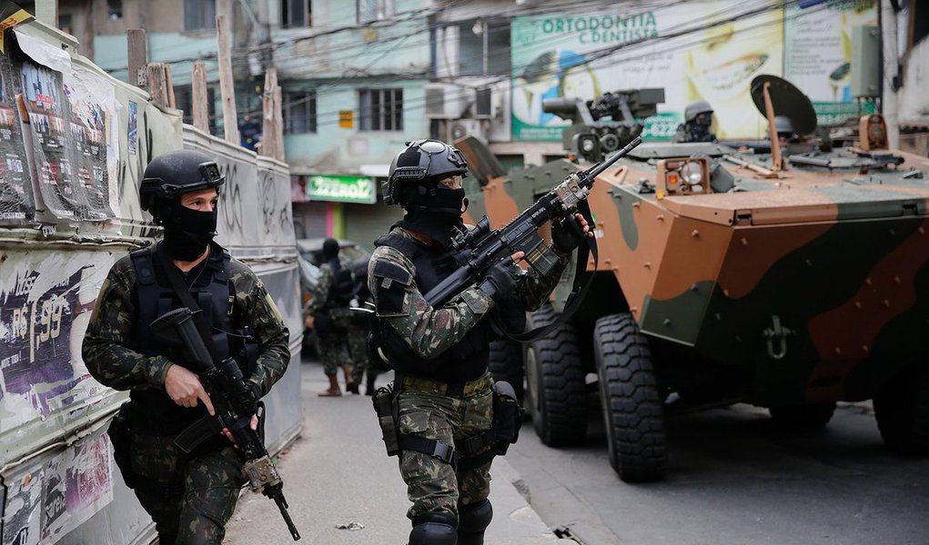 As Forças Armadas entraram na tarde desta sexta-feira na favela da Rocinha, zona sul do Rio de Janeiro, depois de chegarem ao local usando veículos blindados e helicópteros, na primeira vez que os militares ingressaram em uma favela desde a criação de uma força-tarefa entre forças estaduais e tropas federais; de acordo com as autoridades, os militares ficarão por tempo indeterminado na Rocinha, que mais cedo nesta sexta foi palco de confrontos e tiroteios que levaram ao bloqueio de ruas e geraram pânico entre a população (Foto: Aquiles Lins) As Forças Armadas entraram na tarde desta sexta-feira na favela da Rocinha, zona sul do Rio de Janeiro, depois de chegarem ao local usando veículos blindados e helicópteros, na primeira vez que os militares ingressaram em uma favela desde a criação de uma força-tarefa entre forças estaduais e tropas federais; de acordo com as autoridades, os militares ficarão por tempo indeterminado na Rocinha, que mais cedo nesta sexta foi palco de confrontos e tiroteios que levaram ao bloqueio de ruas e geraram pânico entre a população