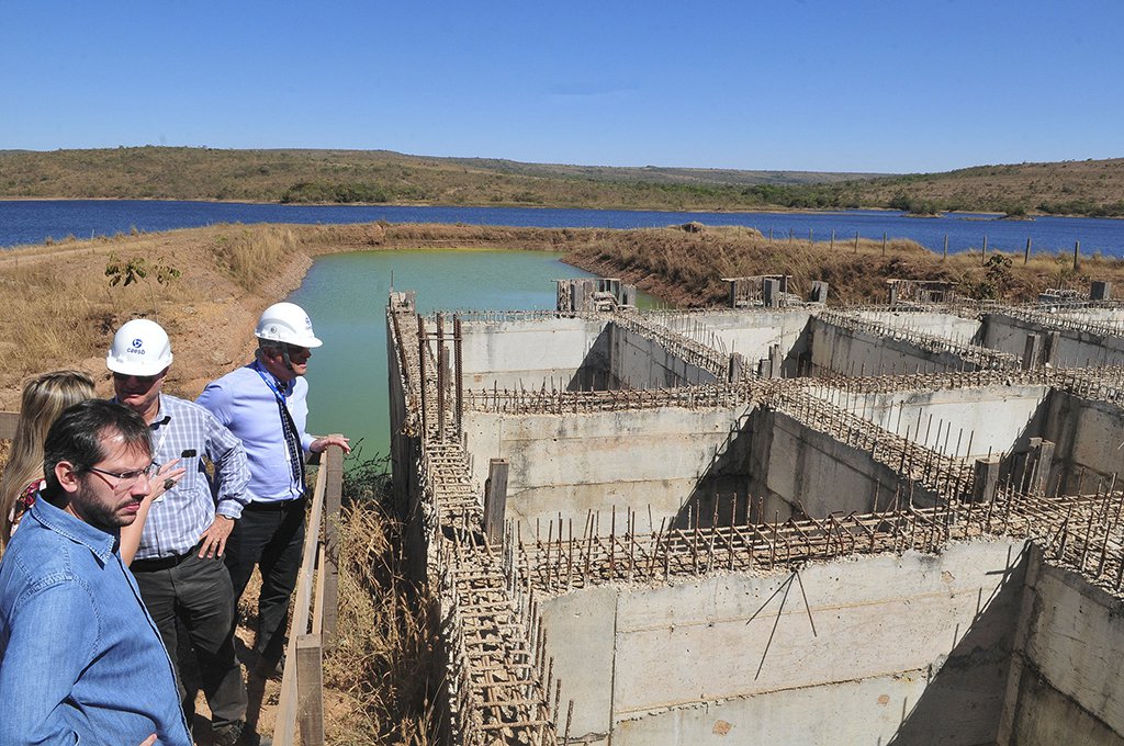 Retomada em 4 de setembro, a parte goiana das obras do Sistema Produtor Corumbá está com a estrutura de captação de água 60% executada e com 97% da adutora construída; a entrega está prevista para dezembro de 2018; a partir dessa data, terá início uma fase de três meses de testes. O presidente da Caesb, Maurício Luduvice, acompanhou o ritmo dos trabalhos do governo de Goiás; segundo ele, Corumbá dará vazão a cerca de 30% do total captado hoje no DF; o orçamento é de R$ 540 milhões, divididos de forma igualitária entre Distrito Federal e Goiás (Foto: Leonardo Lucena) Retomada em 4 de setembro, a parte goiana das obras do Sistema Produtor Corumbá está com a estrutura de captação de água 60% executada e com 97% da adutora construída; a entrega está prevista para dezembro de 2018; a partir dessa data, terá início uma fase de três meses de testes. O presidente da Caesb, Maurício Luduvice, acompanhou o ritmo dos trabalhos do governo de Goiás; segundo ele, Corumbá dará vazão a cerca de 30% do total captado hoje no DF; o orçamento é de R$ 540 milhões, divididos de forma igualitária entre Distrito Federal e Goiás