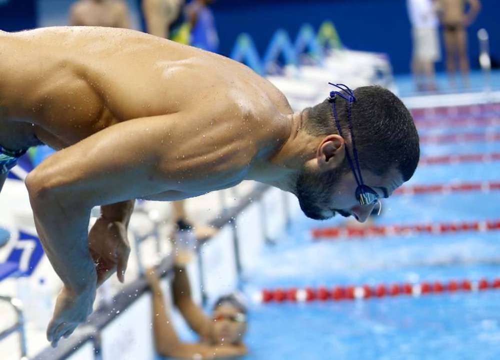 O nadador brasileiro Ítalo Manzine conquistou a medalha de prata na prova mais rápida da natação: os 50 metros livre; terminou a prova em 22 segundos e 5 centésimos, exatamente o mesmo tempo que o japonês Katsumi Nakamura, que subiu ao pódio ao seu lado; desde 2009, o recorde mundial dos 50 metros livre pertence ao brasileiro César Cielo, que terminou em 20 segundos e 91 centésimos. A marca não foi superada nem nas Olimpíadas de Londres e do Rio de Janeiro (Foto: Voney Malta) O nadador brasileiro Ítalo Manzine conquistou a medalha de prata na prova mais rápida da natação: os 50 metros livre; terminou a prova em 22 segundos e 5 centésimos, exatamente o mesmo tempo que o japonês Katsumi Nakamura, que subiu ao pódio ao seu lado; desde 2009, o recorde mundial dos 50 metros livre pertence ao brasileiro César Cielo, que terminou em 20 segundos e 91 centésimos. A marca não foi superada nem nas Olimpíadas de Londres e do Rio de Janeiro