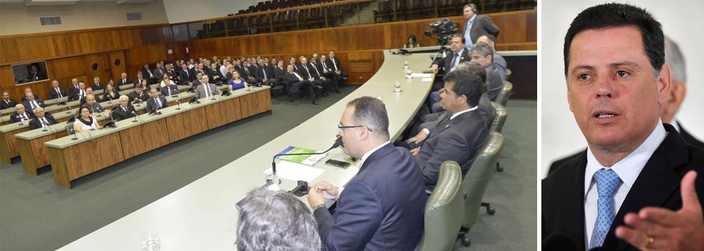 Está em tramitação na Assembleia Legislativa (Alego) uma pEC encaminhado pela Governadoria do Estado, para alterar o parágrafo 1º do art. 107 da Constituição Estadual; de acordo com o governo, a proposta visa qualificar a distribuição dos 25% da arrecadação estadual do ICMS aos municípios por determinação da Constituição Federal; o governador Marconi Perillo afirmou que a proposta vai incluir na Constituição Estadual critérios que fomentem a melhoria de seus indicadores sociais, bem como adotar inovação, ao garantir um mínimo per capita, na busca de melhor repartição de recursos e correção de desigualdades (Foto: Leonardo Lucena) Está em tramitação na Assembleia Legislativa (Alego) uma pEC encaminhado pela Governadoria do Estado, para alterar o parágrafo 1º do art. 107 da Constituição Estadual; de acordo com o governo, a proposta visa qualificar a distribuição dos 25% da arrecadação estadual do ICMS aos municípios por determinação da Constituição Federal; o governador Marconi Perillo afirmou que a proposta vai incluir na Constituição Estadual critérios que fomentem a melhoria de seus indicadores sociais, bem como adotar inovação, ao garantir um mínimo per capita, na busca de melhor repartição de recursos e correção de desigualdades