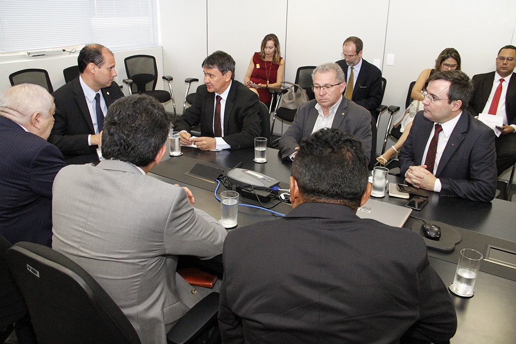 Em audiência com o secretário Nacional de Aviação Civil, Dario Reis, o governador Wellington Dias tratou de investimentos para o setor aeroportuário do Piauí; foi firmado convênio entre a União e o governo estadual que vai investir cerca de R$ 30 milhões para a construção do aeroporto de Bom Jesus, município localizado a quase 500 quilômetros da capital Teresina (Foto: Leonardo Lucena) Em audiência com o secretário Nacional de Aviação Civil, Dario Reis, o governador Wellington Dias tratou de investimentos para o setor aeroportuário do Piauí; foi firmado convênio entre a União e o governo estadual que vai investir cerca de R$ 30 milhões para a construção do aeroporto de Bom Jesus, município localizado a quase 500 quilômetros da capital Teresina