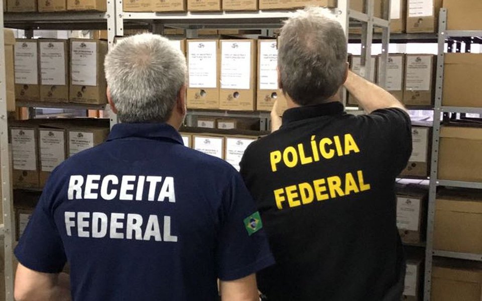 Operação Conexão Venezuela foi deflagrada em cidades do Rio Grande do Sul e de São Paulo e visa apurar a prática dos crimes de lavagem de dinheiro e organização criminosa, investigações tiveram início com base em procedimento fiscal da Receita Federal, que identificou pessoas jurídicas fazendo operações financeiras atípicas, supostamente no exercício de atividade de intermediação de exportação de máquinas e implementos agrícolas do Brasil para a Venezuela; dinheiro movimentado pela organização teria ultrapassado R$ 200 milhões (Foto: Paulo Emílio) Operação Conexão Venezuela foi deflagrada em cidades do Rio Grande do Sul e de São Paulo e visa apurar a prática dos crimes de lavagem de dinheiro e organização criminosa, investigações tiveram início com base em procedimento fiscal da Receita Federal, que identificou pessoas jurídicas fazendo operações financeiras atípicas, supostamente no exercício de atividade de intermediação de exportação de máquinas e implementos agrícolas do Brasil para a Venezuela; dinheiro movimentado pela organização teria ultrapassado R$ 200 milhões