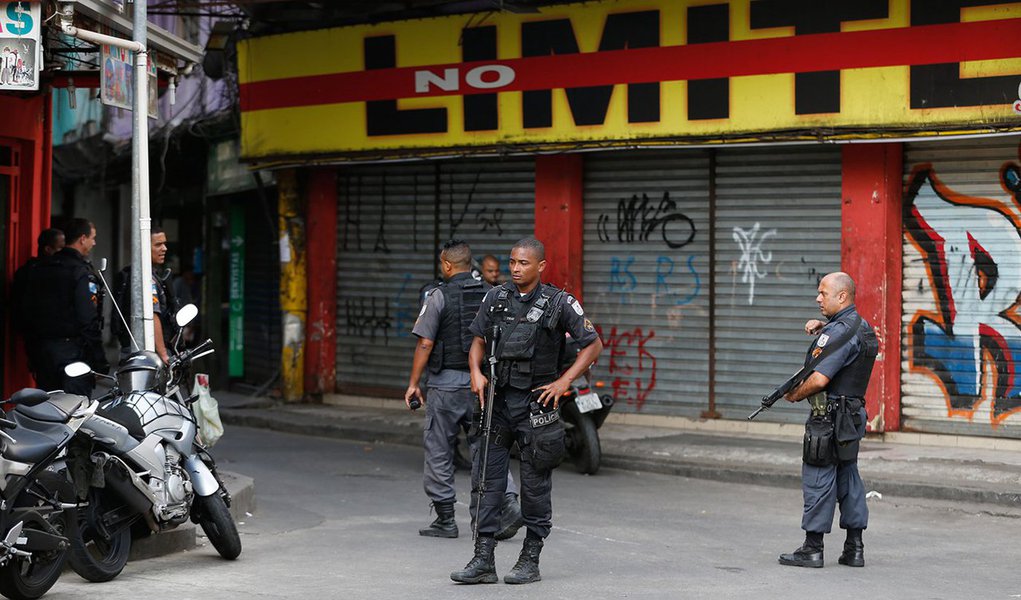 Militares do Batalhão de Operações Policiais Especiais (Bope) e do Batalhão de Ações com Cães (BAC) da Polícia Militar (PM) fazem desde as primeiras horas da manhã uma operação no morro do Borél, na Tijuca, zona norte do Rio; a ação é um desdobramento do cerco à Rocinha, para prender os líderes da facção criminosa que comanda a comunidade e que teriam fugido pela região de Mata Atlântica para o Maciço da Tijuca (Foto: Romulo Faro) Militares do Batalhão de Operações Policiais Especiais (Bope) e do Batalhão de Ações com Cães (BAC) da Polícia Militar (PM) fazem desde as primeiras horas da manhã uma operação no morro do Borél, na Tijuca, zona norte do Rio; a ação é um desdobramento do cerco à Rocinha, para prender os líderes da facção criminosa que comanda a comunidade e que teriam fugido pela região de Mata Atlântica para o Maciço da Tijuca