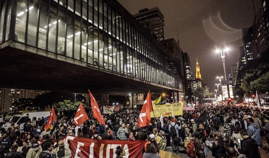 Manifestantes tomam as ruas de diversas cidades do país para exigir que o presidente Michel Temer (PMDB) deixe o cargo; aos gritos de 'Fora Temer', os presentes reagem às denúncias de que Temer autorizou a compra do silêncio de Eduardo Cunha; há registros de protestos na Avenida Paulista, no Rio de Janeiro, em Recife, Porto Alegre, Brasília e várias outras cidades (Foto: Aquiles Lins) Manifestantes tomam as ruas de diversas cidades do país para exigir que o presidente Michel Temer (PMDB) deixe o cargo; aos gritos de 'Fora Temer', os presentes reagem às denúncias de que Temer autorizou a compra do silêncio de Eduardo Cunha; há registros de protestos na Avenida Paulista, no Rio de Janeiro, em Recife, Porto Alegre, Brasília e várias outras cidades