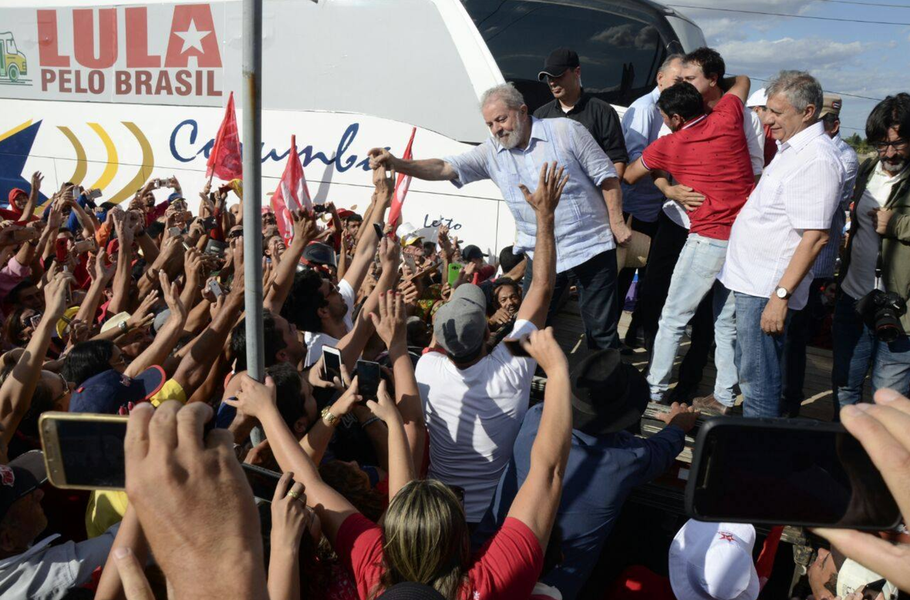 Em passagem por Iguatu, no Ceará, o ex-presidente Lula disse que está andando pelo País para se “defender dessa campanha safada e mentirosa que estão fazendo contra mim”, referindo-se à atuação da grande mídia nacional e de setores da Justiça Brasileira. Para o petista, o objetivo é evitar que ele seja candidato em 2018. “Eu não tenho revista, não tenho televisão, não tenho rádio. A única coisa que eu tenho é a minha honra. Quem quiser evitar que eu conserte esse país, que eu seja candidato, que venha para a rua”. (Foto: Rodrigo Rocha) Em passagem por Iguatu, no Ceará, o ex-presidente Lula disse que está andando pelo País para se “defender dessa campanha safada e mentirosa que estão fazendo contra mim”, referindo-se à atuação da grande mídia nacional e de setores da Justiça Brasileira. Para o petista, o objetivo é evitar que ele seja candidato em 2018. “Eu não tenho revista, não tenho televisão, não tenho rádio. A única coisa que eu tenho é a minha honra. Quem quiser evitar que eu conserte esse país, que eu seja candidato, que venha para a rua”.