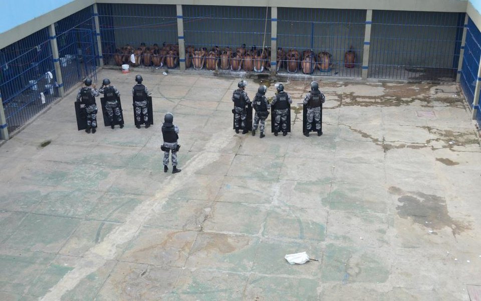 A Diretoria de Inteligência (DINT) e o Grupo de Repressão ao Crime Organizado (GRECO), com o apoio da Diretoria de Inteligência da PM/PI e do Comando de Policiamento Especializado da PM/PI, realizam a segunda fase da Operação Coerção; a Operação Coerção foi lançada dia 24 com o objetivo de cumprir 20 mandados de busca e apreensão e coibir atos contra o sistema prisional que culminaram em crimes de incêndio de veículos em Teresina; uma mulher, identificada como Fabiana Silva, esposa de um dos detentos da Casa de Custódia, está presa; relato do Piauí Hoje (Foto: Leonardo Lucena) A Diretoria de Inteligência (DINT) e o Grupo de Repressão ao Crime Organizado (GRECO), com o apoio da Diretoria de Inteligência da PM/PI e do Comando de Policiamento Especializado da PM/PI, realizam a segunda fase da Operação Coerção; a Operação Coerção foi lançada dia 24 com o objetivo de cumprir 20 mandados de busca e apreensão e coibir atos contra o sistema prisional que culminaram em crimes de incêndio de veículos em Teresina; uma mulher, identificada como Fabiana Silva, esposa de um dos detentos da Casa de Custódia, está presa; relato do Piauí Hoje