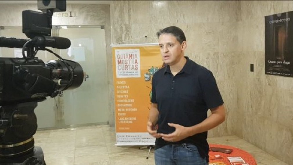 O deputado federal Thiago Peixoto (PSD-GO) quer que o cinema e o todo o setor de audiovisual de Goiás e do Centro-Oeste tenham condições de ganhar ainda mais relevância nacional e internacional. Falando a produtores no Goiânia Mostra Curtas neste sábado (7), o presidente da Comissão de Cultura da Câmara dos Deputados garantiu que vai trabalhar neste sentido; ele destacou que ainda este ano será realizado um seminário na capital goiana para tratar sobre o tema (Foto: José Barbacena) O deputado federal Thiago Peixoto (PSD-GO) quer que o cinema e o todo o setor de audiovisual de Goiás e do Centro-Oeste tenham condições de ganhar ainda mais relevância nacional e internacional. Falando a produtores no Goiânia Mostra Curtas neste sábado (7), o presidente da Comissão de Cultura da Câmara dos Deputados garantiu que vai trabalhar neste sentido; ele destacou que ainda este ano será realizado um seminário na capital goiana para tratar sobre o tema