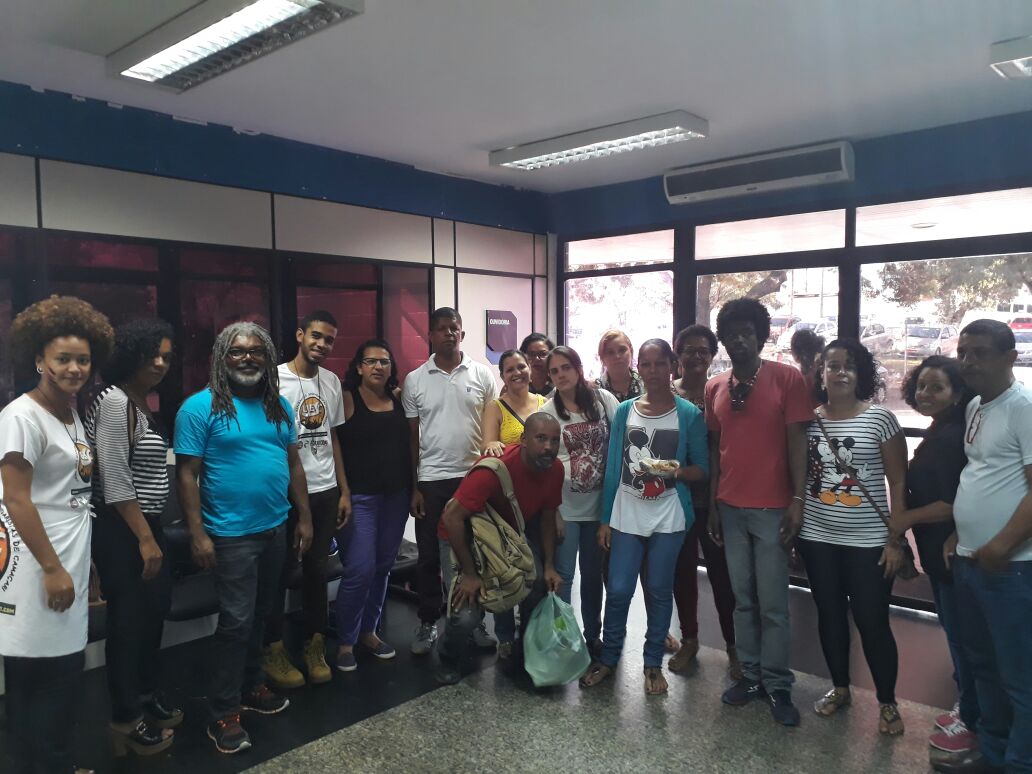 Aliado do prefeito Antônio Elinaldo (DEM), o presidente da Câmara Municipal de Camaçari, vereador Oziel Araújo (PSDB), proibiu a entrada de alimentos e água para os professores da rede pública que ocuparam o plenário da Casa nesta terça-feira; "Os seguranças não deixaram a gente passar com nada. Conseguimos dar alimento aos nossos colegas por uma janela do banheiro que vimos aberta", disse ao 247 uma professora que pediu anonimato temendo retaliações; "Eles nos deram reajuste zero, enquanto a maioria dos secretários da prefeitura que nem daqui são ganham salários que chegam a 40 mil reais", denuncia a docente; estão trancados 18 professores e três alunos; além de não ter água nem alimento, eles também não podem usar o banheiro (Foto: Romulo Faro) Aliado do prefeito Antônio Elinaldo (DEM), o presidente da Câmara Municipal de Camaçari, vereador Oziel Araújo (PSDB), proibiu a entrada de alimentos e água para os professores da rede pública que ocuparam o plenário da Casa nesta terça-feira; "Os seguranças não deixaram a gente passar com nada. Conseguimos dar alimento aos nossos colegas por uma janela do banheiro que vimos aberta", disse ao 247 uma professora que pediu anonimato temendo retaliações; "Eles nos deram reajuste zero, enquanto a maioria dos secretários da prefeitura que nem daqui são ganham salários que chegam a 40 mil reais", denuncia a docente; estão trancados 18 professores e três alunos; além de não ter água nem alimento, eles também não podem usar o banheiro