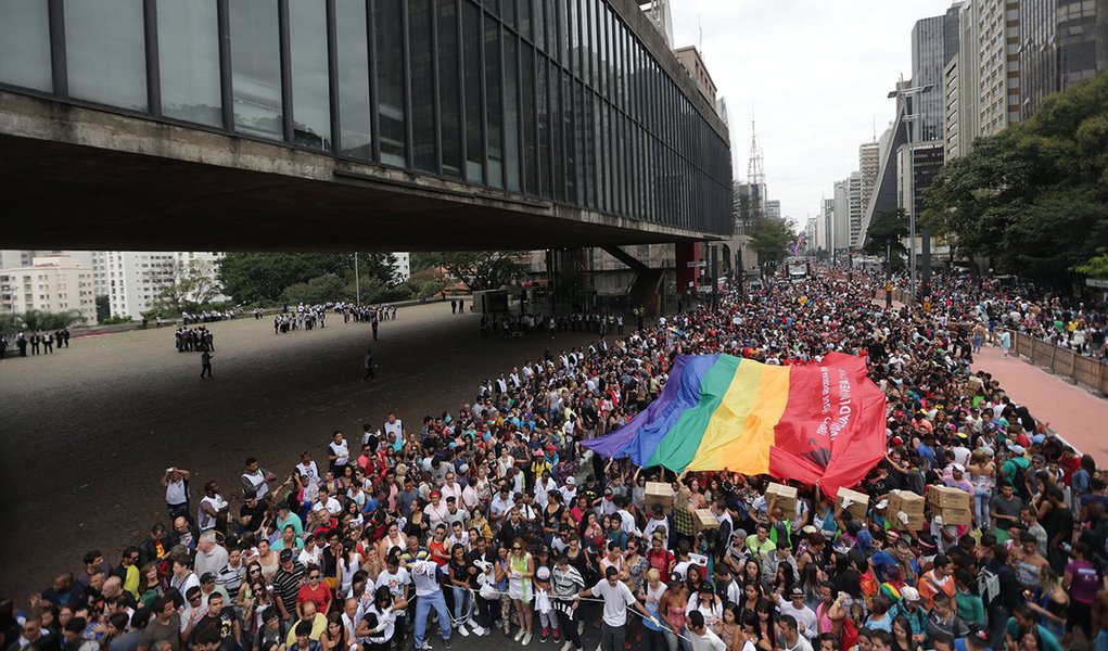 A 21ª Parada do Orgulho LGBT, em São Paulo, que tem como tema “Independente de nossas crenças, nenhuma religião é lei. Todas e todos por um Estado laico”, deve reunir cerca de três milhões de pessoas; concentração é na Avenida Paulista, onde 19 trios elétricos vão se encontrar para percorrer a avenida em direção à Rua da Consolação; de lá, os participantes seguem para o Vale do Anhangabaú, com os shows de encerramento da cantora Tâmara Angel e de artistas LGBT (Foto: Voney Malta) A 21ª Parada do Orgulho LGBT, em São Paulo, que tem como tema “Independente de nossas crenças, nenhuma religião é lei. Todas e todos por um Estado laico”, deve reunir cerca de três milhões de pessoas; concentração é na Avenida Paulista, onde 19 trios elétricos vão se encontrar para percorrer a avenida em direção à Rua da Consolação; de lá, os participantes seguem para o Vale do Anhangabaú, com os shows de encerramento da cantora Tâmara Angel e de artistas LGBT