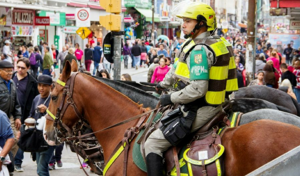 Para economizar, o governador do Rio Grande do Sul, José Ivo Sartori (PMDB), mandou recolher cavalos da Brigada Militar gaúcha em 12 cidades para vendê-los em leilão; o governador também estaria mandando fechar canis mantidos pela instituição (Foto: Giuliana Miranda) Para economizar, o governador do Rio Grande do Sul, José Ivo Sartori (PMDB), mandou recolher cavalos da Brigada Militar gaúcha em 12 cidades para vendê-los em leilão; o governador também estaria mandando fechar canis mantidos pela instituição