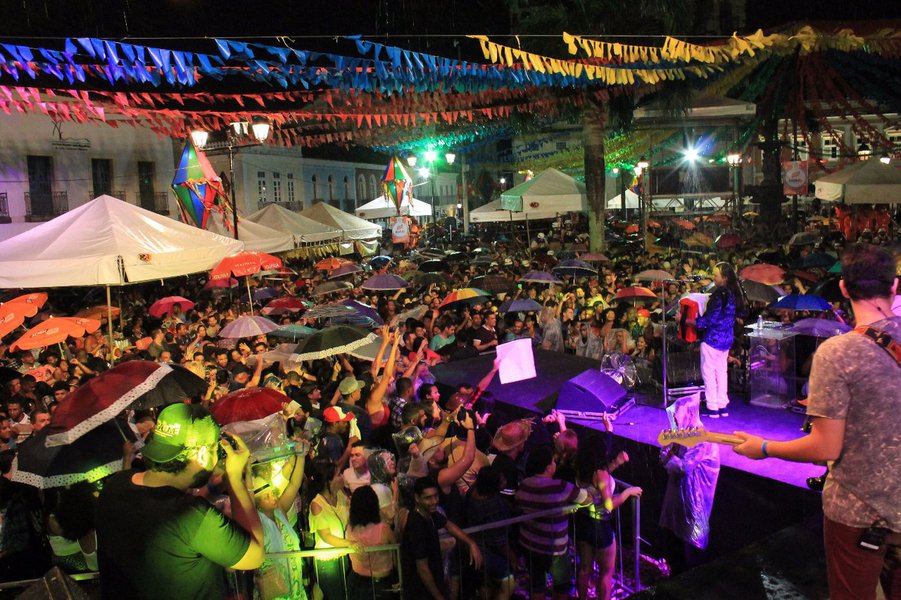 A segunda noite de programação dos festejos de São João na capital baiana tem atrações para todos os gostos. O forró tradicional de Flávio José é destaque no palco montado no Terreiro de Jesus, no Pelourinho, às 21h, nesta sexta-feira; no mesmo palco, o arrasta pé está garantido por atrações como Cicinho de Assis e Jó Miranda; também no Centro Histórico, Tio Barnabé, Colher de Pau e Val Macambira animam o Largo do Pelourinho a partir das 17h; confira a programação completa (Foto: Romulo Faro) A segunda noite de programação dos festejos de São João na capital baiana tem atrações para todos os gostos. O forró tradicional de Flávio José é destaque no palco montado no Terreiro de Jesus, no Pelourinho, às 21h, nesta sexta-feira; no mesmo palco, o arrasta pé está garantido por atrações como Cicinho de Assis e Jó Miranda; também no Centro Histórico, Tio Barnabé, Colher de Pau e Val Macambira animam o Largo do Pelourinho a partir das 17h; confira a programação completa
