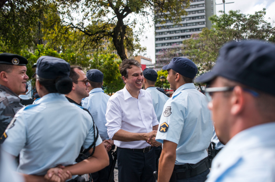 O novo efetivo, de 1.350 policiais militares, foi apresentado na Praça do Ferreira na manhã desta terça-feira (24). Apenas no Centro e na Bezerra de Menezes, 170 PMs foram acrescentados à patrulha. O governador Camilo Santana (PT) explicou que o Governo distribuiu os novos profissionais de forma estratégica em regiões de maior movimentação e corredores comerciais, culturais e turísticos. "Quase todo o restante da distribuição também ficará em Fortaleza, contemplando periferia, áreas litorâneas, regiões específicas. E alguns irão para Região Metropolitana, Juazeiro do Norte e Sobral. Nossa intenção é levar mais homens às ruas. Tanto que vamos ter outras turmas a partir de dezembro, para trazer ainda mais reforços", informou (Foto: Rodrigo Rocha) O novo efetivo, de 1.350 policiais militares, foi apresentado na Praça do Ferreira na manhã desta terça-feira (24). Apenas no Centro e na Bezerra de Menezes, 170 PMs foram acrescentados à patrulha. O governador Camilo Santana (PT) explicou que o Governo distribuiu os novos profissionais de forma estratégica em regiões de maior movimentação e corredores comerciais, culturais e turísticos. "Quase todo o restante da distribuição também ficará em Fortaleza, contemplando periferia, áreas litorâneas, regiões específicas. E alguns irão para Região Metropolitana, Juazeiro do Norte e Sobral. Nossa intenção é levar mais homens às ruas. Tanto que vamos ter outras turmas a partir de dezembro, para trazer ainda mais reforços", informou