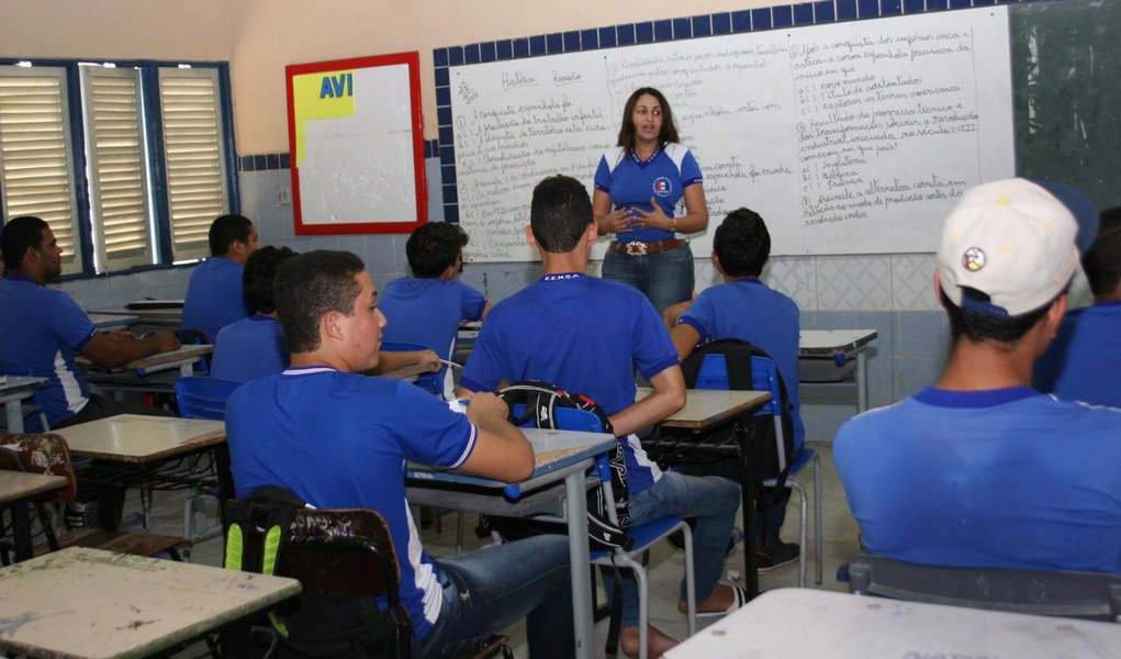 Foi assinado o decreto de nomeação de 400 professores aprovados no último concurso da Secretaria de Estado da Educação (Seduc); o concurso foi realizado em 2014 e, após a convocação de 800 professores em 2015, a Seduc elaborou um calendário para contratação de todos os remanescentes, no início deste ano (Foto: Leonardo Lucena) Foi assinado o decreto de nomeação de 400 professores aprovados no último concurso da Secretaria de Estado da Educação (Seduc); o concurso foi realizado em 2014 e, após a convocação de 800 professores em 2015, a Seduc elaborou um calendário para contratação de todos os remanescentes, no início deste ano