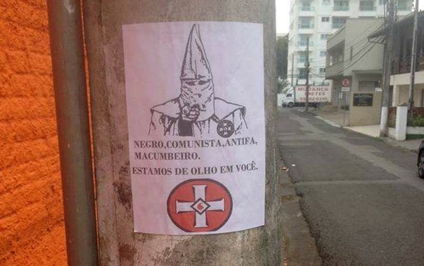 Cartazes com ameaças de neonazistas estão sendo espalhados por Blumenau (SC) (Foto: Charles Nisz) Cartazes com ameaças de neonazistas estão sendo espalhados por Blumenau (SC)