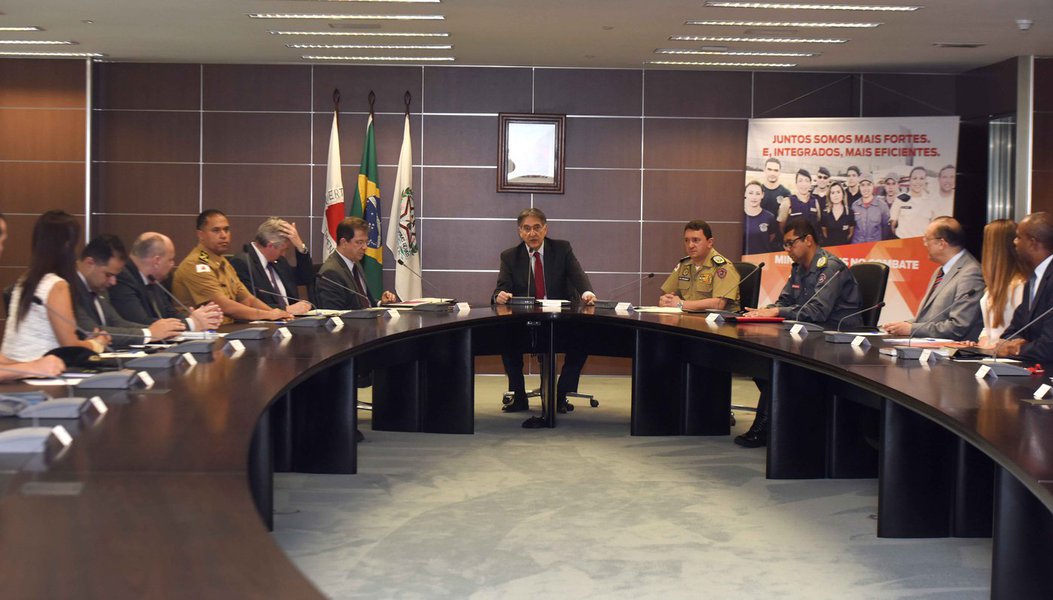 Minas Gerais fechou o primeiro semestre de 2017 com queda de 8% nos índices de roubos e 4% nos números de homicídios; os seis primeiros meses do ano também apresentaram redução em 10 das 12 estatísticas de criminalidade monitoradas pelo Governo do Estado; os números foram apresentados pelo governador Fernando Pimentel na sexta-feira (11), em reunião da Câmara de Coordenação das Políticas de Segurança Pública, no Palácio Tiradentes, em Belo Horizonte; "Como cidadão mineiro, até mais do que como governador, fico muito satisfeito de ver a forma como está sendo conduzida a segurança pública de Minas Gerais, e que ela está produzindo bons resultados, com números positivos e melhores do que a média nacional", disse Pimentel (Foto: Romulo Faro) Minas Gerais fechou o primeiro semestre de 2017 com queda de 8% nos índices de roubos e 4% nos números de homicídios; os seis primeiros meses do ano também apresentaram redução em 10 das 12 estatísticas de criminalidade monitoradas pelo Governo do Estado; os números foram apresentados pelo governador Fernando Pimentel na sexta-feira (11), em reunião da Câmara de Coordenação das Políticas de Segurança Pública, no Palácio Tiradentes, em Belo Horizonte; "Como cidadão mineiro, até mais do que como governador, fico muito satisfeito de ver a forma como está sendo conduzida a segurança pública de Minas Gerais, e que ela está produzindo bons resultados, com números positivos e melhores do que a média nacional", disse Pimentel