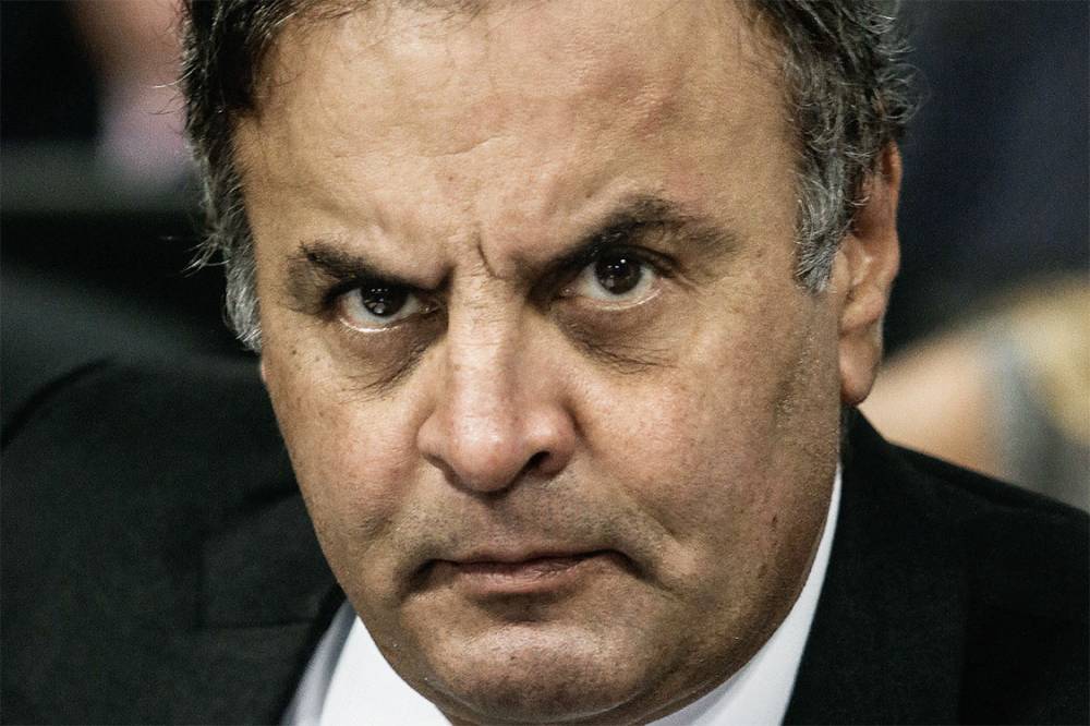 O que dizer após o Senado garantir que Aécio Neves siga praticando corrupção e obstrução de justiça e na iminência da Câmara assegurar o mesmo a Michel Temer? Os dias têm sido assim: o poder que emana do povo é exercido por corruptos para privilegiar e proteger corruptos (Foto: Luciana Oliveira) O que dizer após o Senado garantir que Aécio Neves siga praticando corrupção e obstrução de justiça e na iminência da Câmara assegurar o mesmo a Michel Temer? Os dias têm sido assim: o poder que emana do povo é exercido por corruptos para privilegiar e proteger corruptos