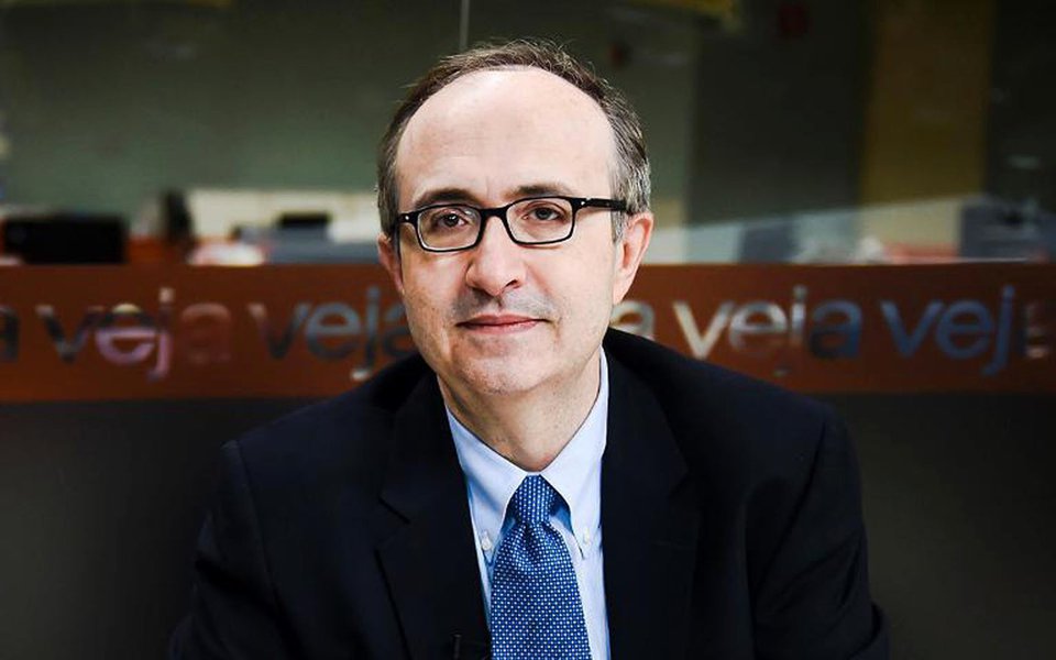 Apesar de o procurador-geral da República, Rodrigo Janot, confirmar que Michel Temer cometeu crimes de corrupção passiva, organização criminosa e tentativa de obstrução à Justiça, o colunista de Veja Reinaldo Azevedo ainda tenta salvar o peemedebista, que segundo ele, "foi mesmo vítima de uma conspirata"; "Um empresário gravou uma fala com o presidente da República com o objetivo de incriminá-lo. O produto dessa gravação, do ponto de vista jurídico, é imprestável, mas o sr. Rodrigo Janot o utilizou para embasar o pedido de abertura de inquérito contra Michel Temer", diz Reinaldo em seu blog (Foto: Leonardo Lucena) Apesar de o procurador-geral da República, Rodrigo Janot, confirmar que Michel Temer cometeu crimes de corrupção passiva, organização criminosa e tentativa de obstrução à Justiça, o colunista de Veja Reinaldo Azevedo ainda tenta salvar o peemedebista, que segundo ele, "foi mesmo vítima de uma conspirata"; "Um empresário gravou uma fala com o presidente da República com o objetivo de incriminá-lo. O produto dessa gravação, do ponto de vista jurídico, é imprestável, mas o sr. Rodrigo Janot o utilizou para embasar o pedido de abertura de inquérito contra Michel Temer", diz Reinaldo em seu blog