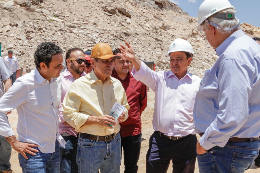 O governador Wellington Dias participou de visita técnica ao Complexo Eólico Lagoa do Barro; o empreendimento é uma inciativa pioneira da Atlantic, que tem como parceira a líder global em energias renováveis, Acciona. O Complexo Eólico Lagoa do Barro será composto por oito parques eólicos que terão 195 megawatt de capacidade, distribuídos em 65 aerogeradores, cada um com 120 metros e 3 megawatt de potência; na primeira etapa do projeto, o investimento chegará a US$ 1,2 bilhão; "A geração de energia é uma necessidade para o desenvolvimento. Você não vai encontrar nenhum lugar do mundo que conseguiu se desenvolver sem que tivesse solução para energia" (Foto: Leonardo Lucena) O governador Wellington Dias participou de visita técnica ao Complexo Eólico Lagoa do Barro; o empreendimento é uma inciativa pioneira da Atlantic, que tem como parceira a líder global em energias renováveis, Acciona. O Complexo Eólico Lagoa do Barro será composto por oito parques eólicos que terão 195 megawatt de capacidade, distribuídos em 65 aerogeradores, cada um com 120 metros e 3 megawatt de potência; na primeira etapa do projeto, o investimento chegará a US$ 1,2 bilhão; "A geração de energia é uma necessidade para o desenvolvimento. Você não vai encontrar nenhum lugar do mundo que conseguiu se desenvolver sem que tivesse solução para energia"