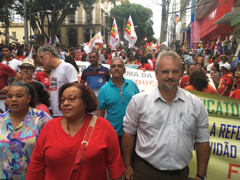 "A reforma da Previdência Social proposta por Michel Temer deve aumentar o índice de violência no Brasil à medida que agravará a exclusão e desigualdade social" avalia o deputado estadual Marcelino Galo (PT), que participou nesta quarta-feira das manifestações contra a proposta em Salvador; "Não tenho dúvidas de que essa reforma da previdência, como está colocada, além de penalizar a classe trabalhadora - ainda mais as mulheres, o homem do campo e os pescadores - contribuirá para o aumento da cultura da violência na sociedade, já que a desigualdade e a exclusão socioeconômica devem aumentar significativamente se ela for aprovada", avaliou Galo (Foto: Romulo Faro) "A reforma da Previdência Social proposta por Michel Temer deve aumentar o índice de violência no Brasil à medida que agravará a exclusão e desigualdade social" avalia o deputado estadual Marcelino Galo (PT), que participou nesta quarta-feira das manifestações contra a proposta em Salvador; "Não tenho dúvidas de que essa reforma da previdência, como está colocada, além de penalizar a classe trabalhadora - ainda mais as mulheres, o homem do campo e os pescadores - contribuirá para o aumento da cultura da violência na sociedade, já que a desigualdade e a exclusão socioeconômica devem aumentar significativamente se ela for aprovada", avaliou Galo
