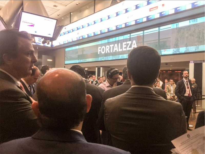 Em leilão na manhã desta quinta-feira (16), em São Paulo, o grupo alemão Fraport arrematou o Aeroporto Internacional Pinto Martins, de Fortaleza, e passará a administrá-lo. O lance foi de R$ 425 milhões, com ágio de 17,98%. O governador Camilo Santana (PT) e o prefeito Roberto Cláudio (PDT) acompanharam o processo na sede da BM&FBovespa (Foto: Rodrigo Rocha) Em leilão na manhã desta quinta-feira (16), em São Paulo, o grupo alemão Fraport arrematou o Aeroporto Internacional Pinto Martins, de Fortaleza, e passará a administrá-lo. O lance foi de R$ 425 milhões, com ágio de 17,98%. O governador Camilo Santana (PT) e o prefeito Roberto Cláudio (PDT) acompanharam o processo na sede da BM&FBovespa
