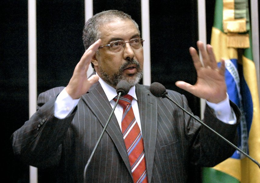 O senador Paulo Paim (PT-RS) afirma que as reformas trabalhista e previdenciária se complementam e alerta que a trabalhista pode ser até mais cruel; é que com a priorização dos acordos de trabalho em detrimento da lei e a adoção do trabalho por hora, será questão de tempo o fim de direitos como o décimo-terceiro salário, horas-extras, um terço de férias e Fundo de Garantia do Tempo de Serviço (FGTS); na opinião de Paim, a tendência é que “um conjunto de outras reformas cristalize a ideia de precarização dos direitos previdenciários e trabalhistas, beneficiando apenas o capital financeiro”; veja vídeo (Foto: Voney Malta) O senador Paulo Paim (PT-RS) afirma que as reformas trabalhista e previdenciária se complementam e alerta que a trabalhista pode ser até mais cruel; é que com a priorização dos acordos de trabalho em detrimento da lei e a adoção do trabalho por hora, será questão de tempo o fim de direitos como o décimo-terceiro salário, horas-extras, um terço de férias e Fundo de Garantia do Tempo de Serviço (FGTS); na opinião de Paim, a tendência é que “um conjunto de outras reformas cristalize a ideia de precarização dos direitos previdenciários e trabalhistas, beneficiando apenas o capital financeiro”; veja vídeo